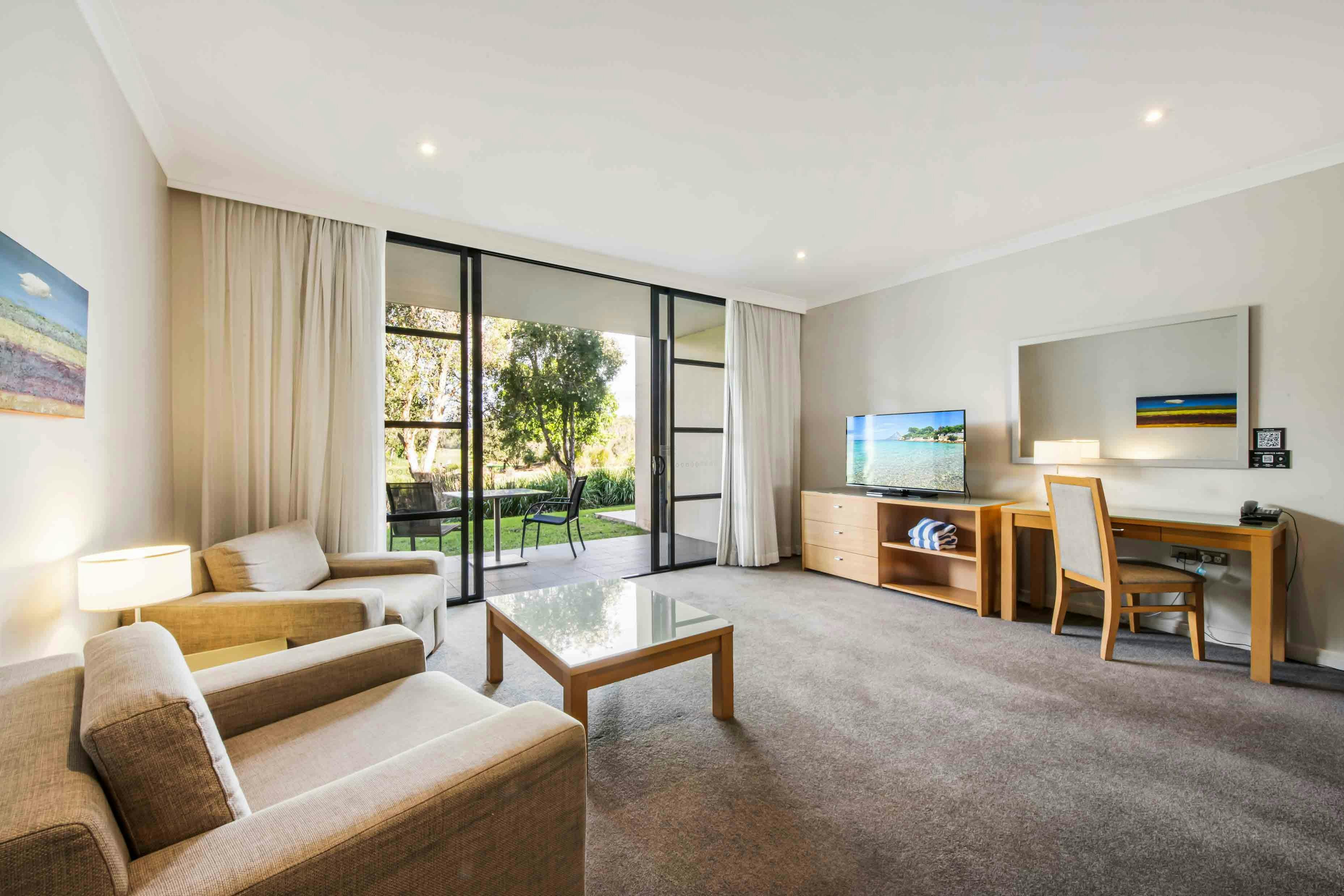 머큐어 쿠인다 워터스 호텔 룸의 아파트 거실 공간