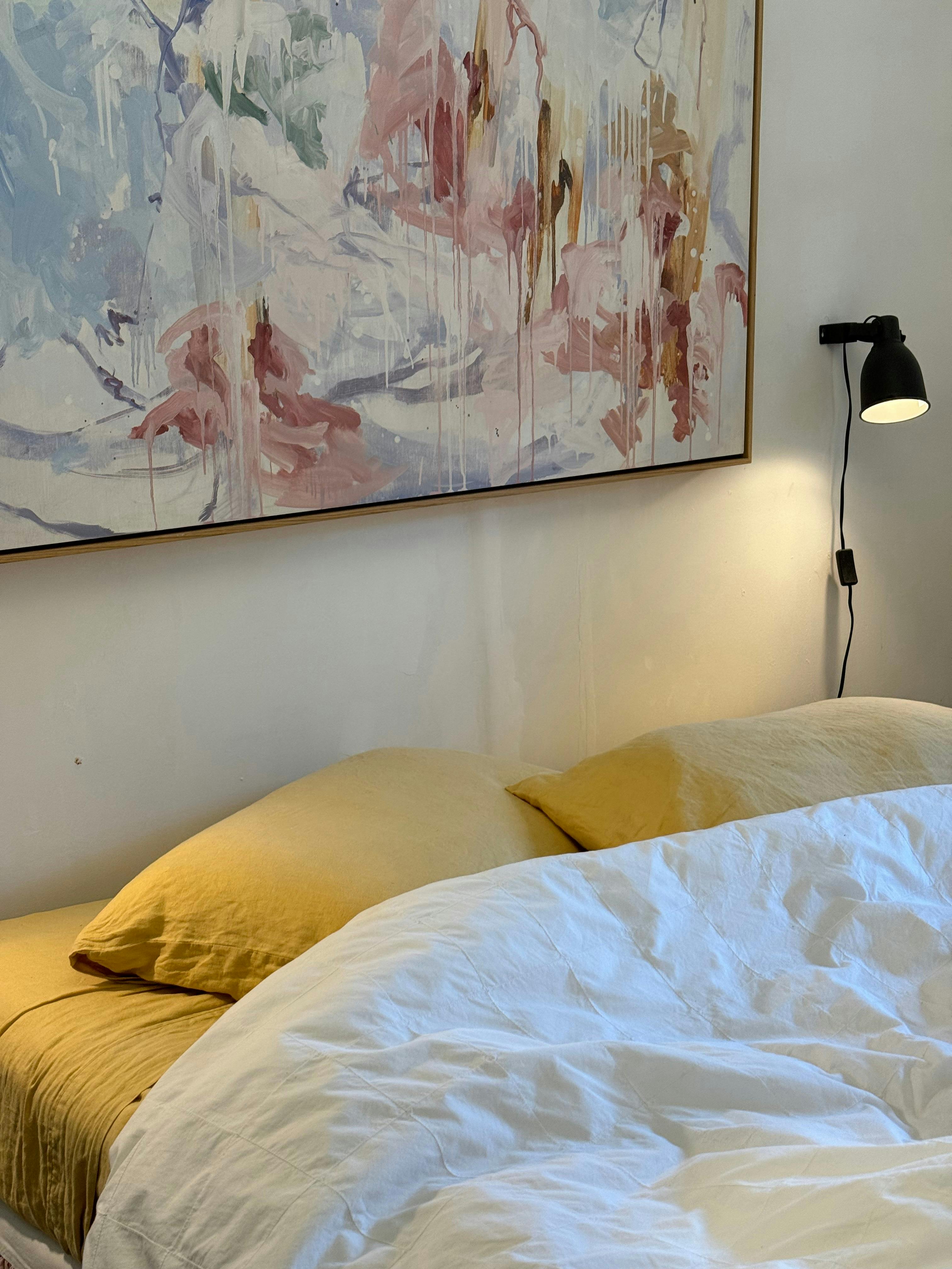 Picture of queensize bed and oilpainting