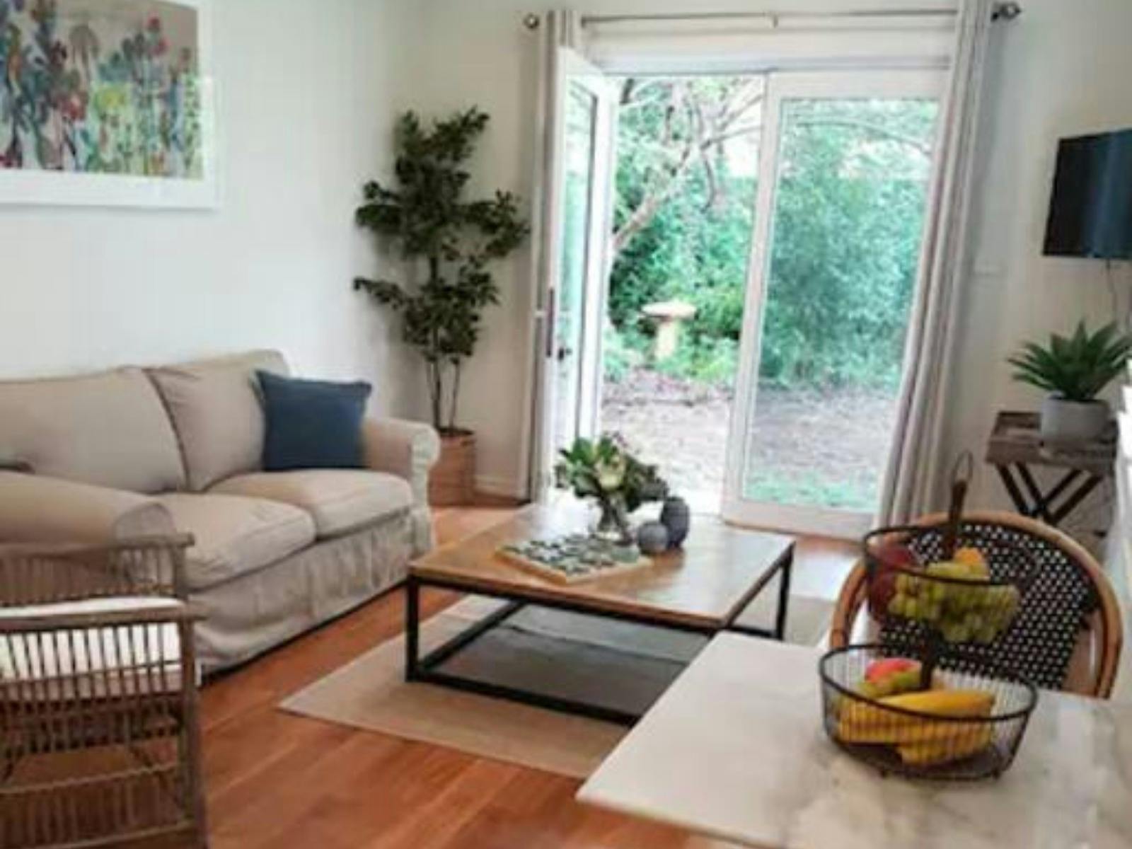 정원으로 통하는 문이 있는 거실 오후를 보내기에 완벽한 위치입니다.