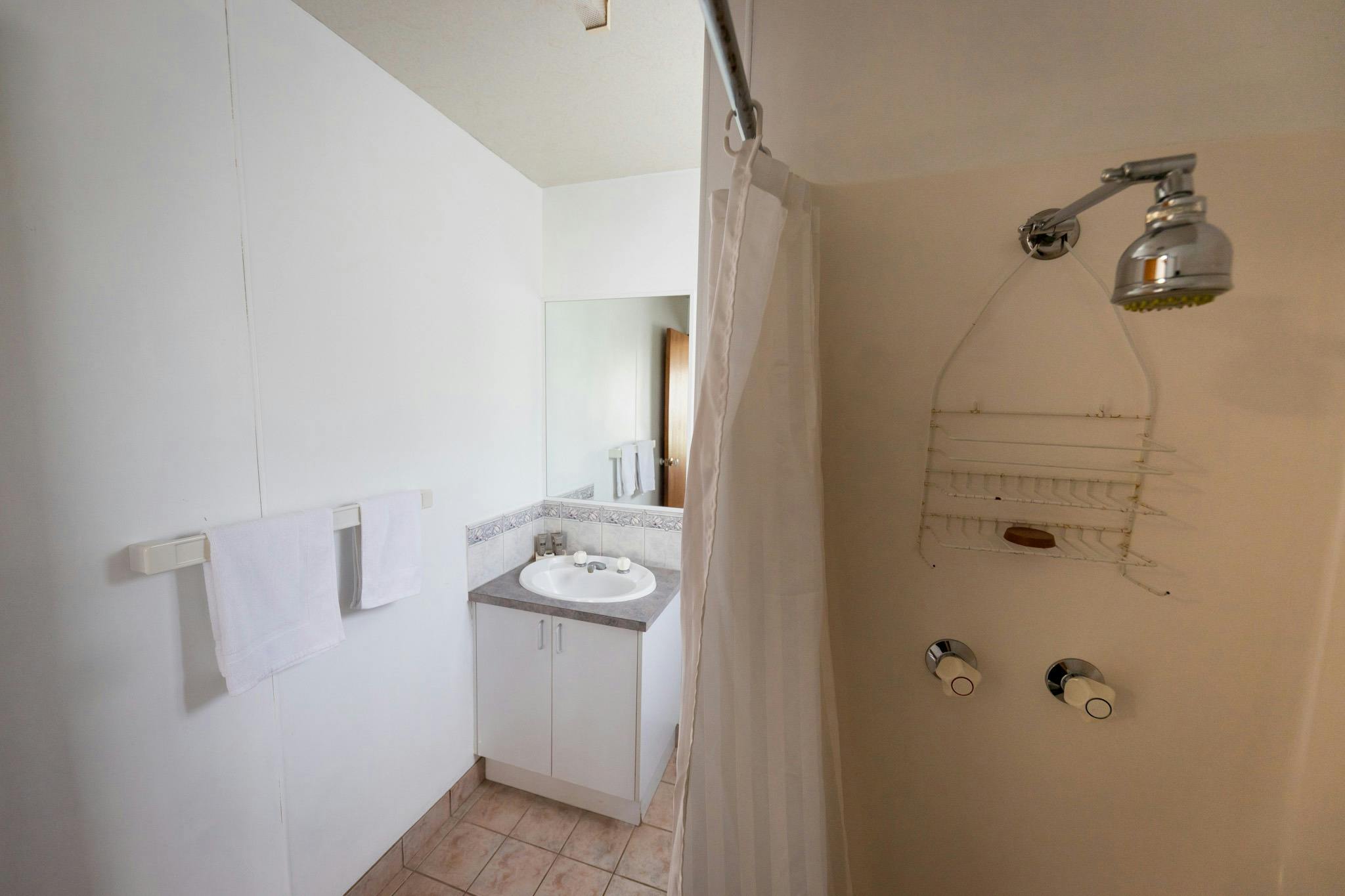 Eildon_Three bedroom cabin_Bathroom