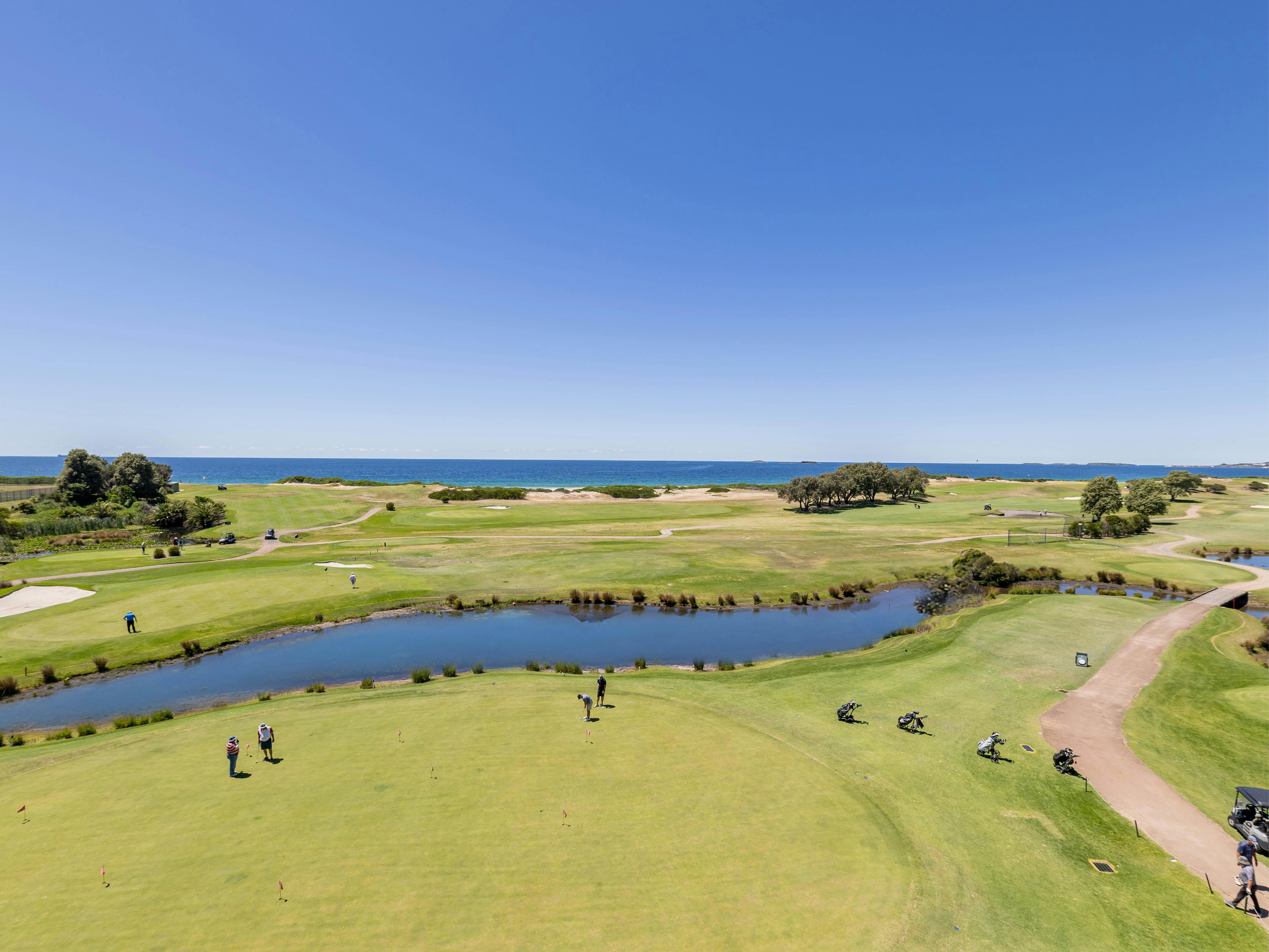 바다를 배경으로 한 골프 코스