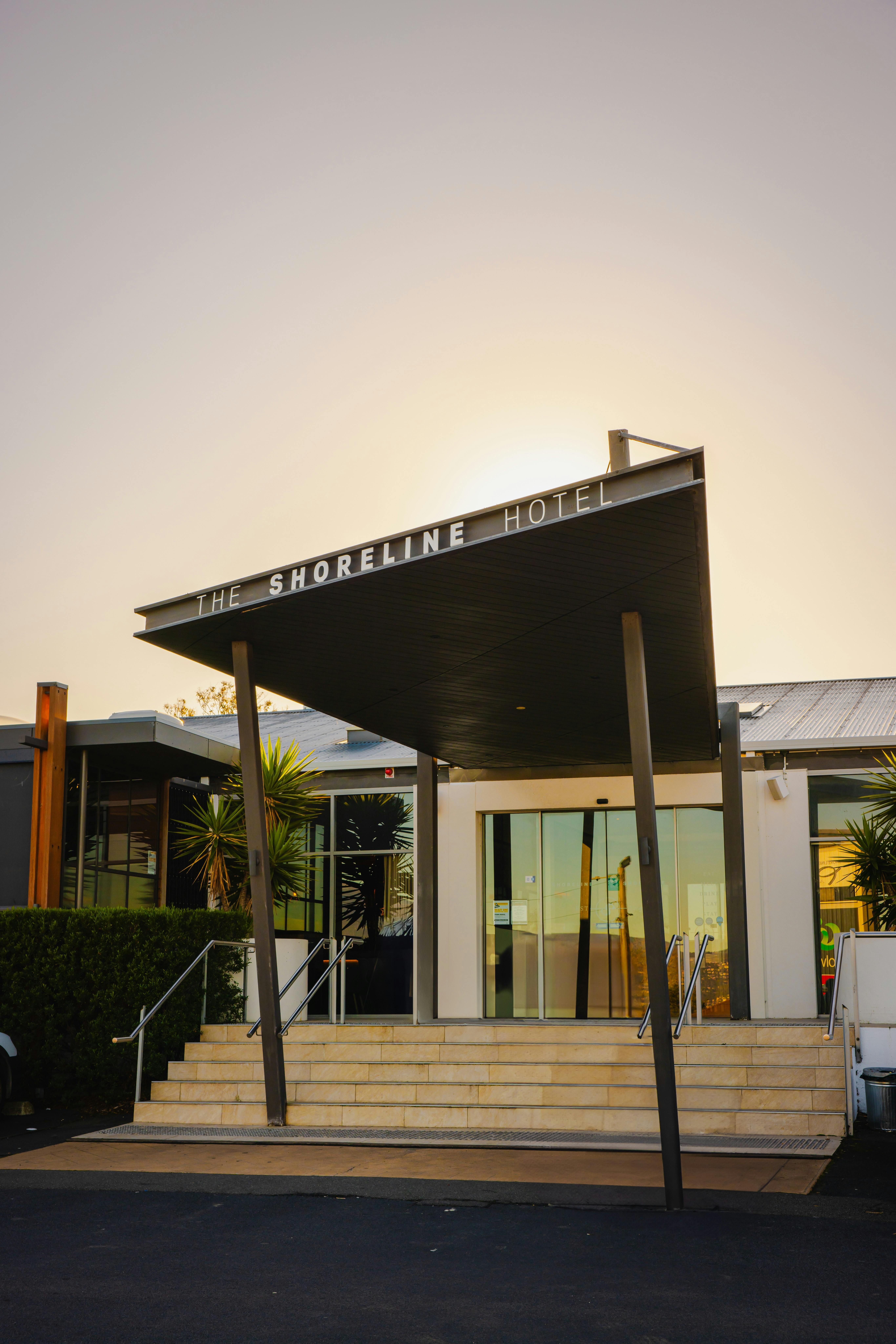 the shoreline hotel entrance