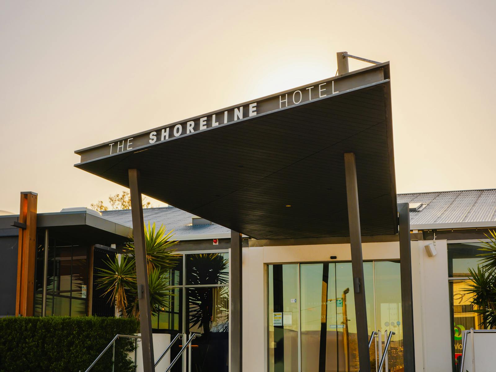 the shoreline hotel entrance