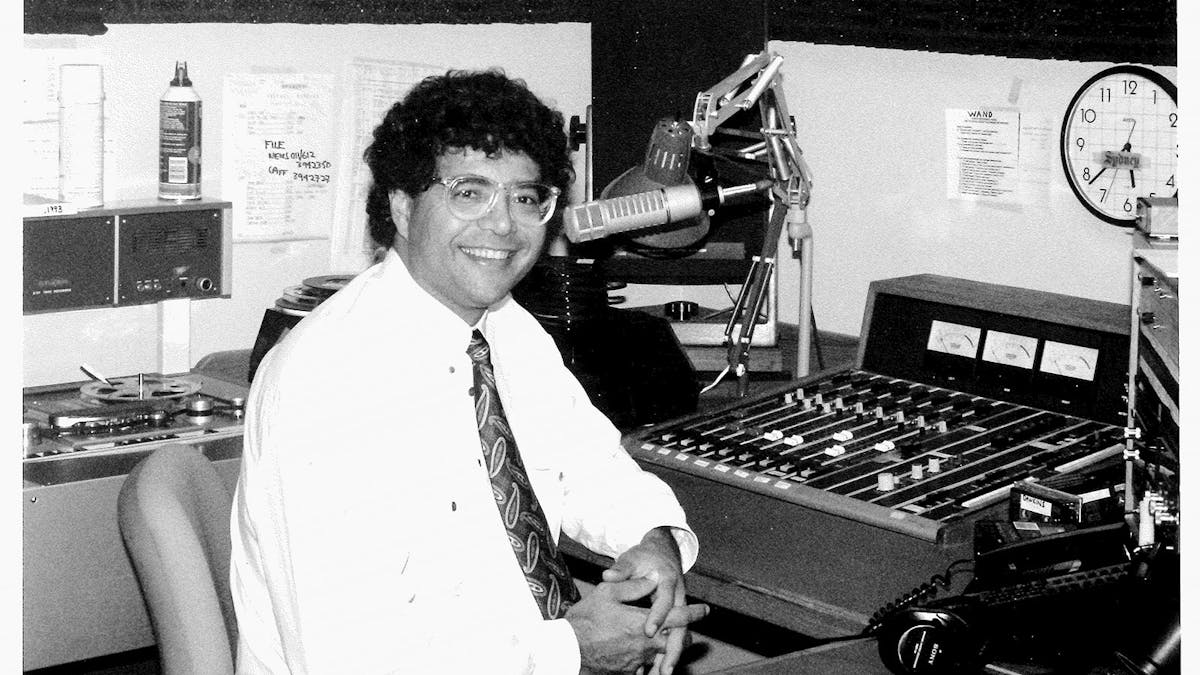 Man with glasses, white shirt and tie in recording studio