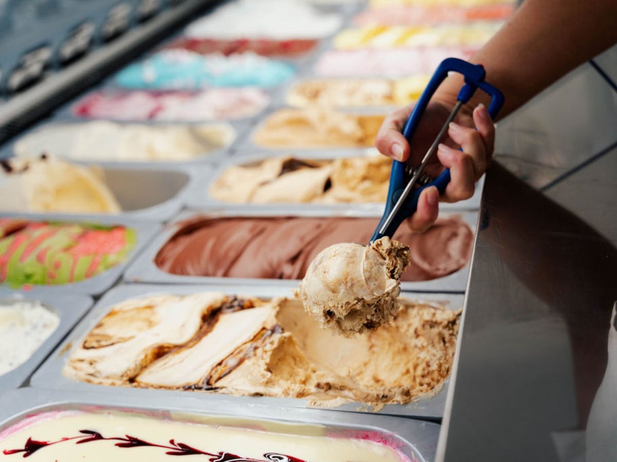 Scooping gelato