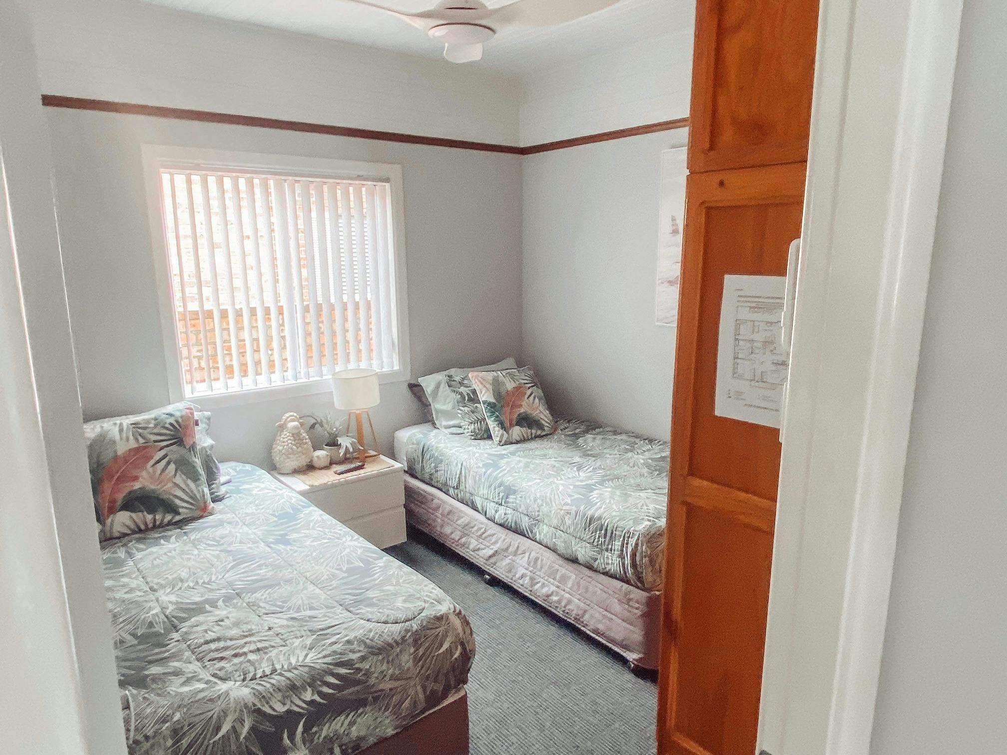 Paula's Guest House - Bedroom with two singles