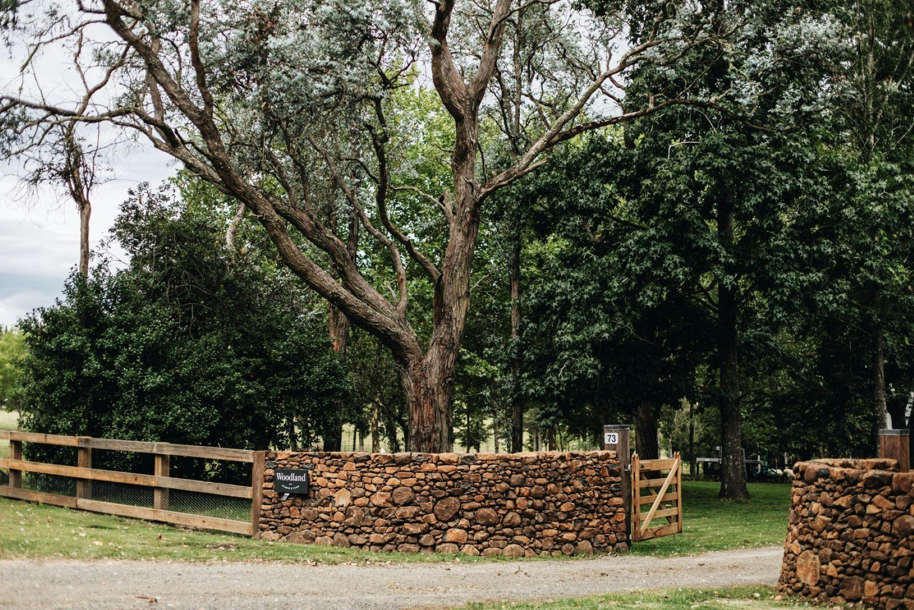 두툼한 정문과 마른 돌로 만든 벽이 농장에 손님을 맞이합니다.