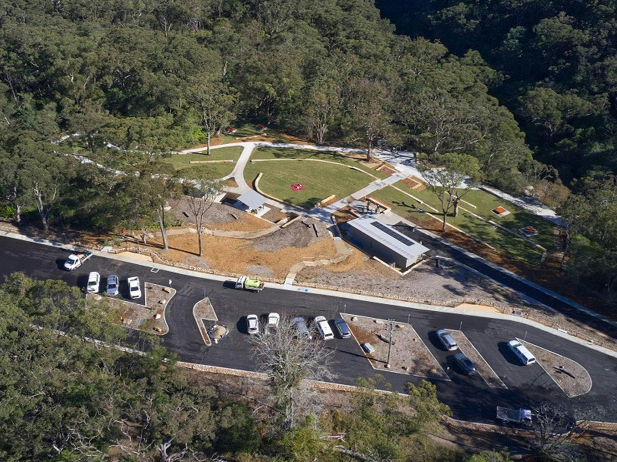 Luftaufnahme des Picknickplatzes Somersby Falls, die den Parkplatz und den Zugang zum Picknickplatz zeigt.