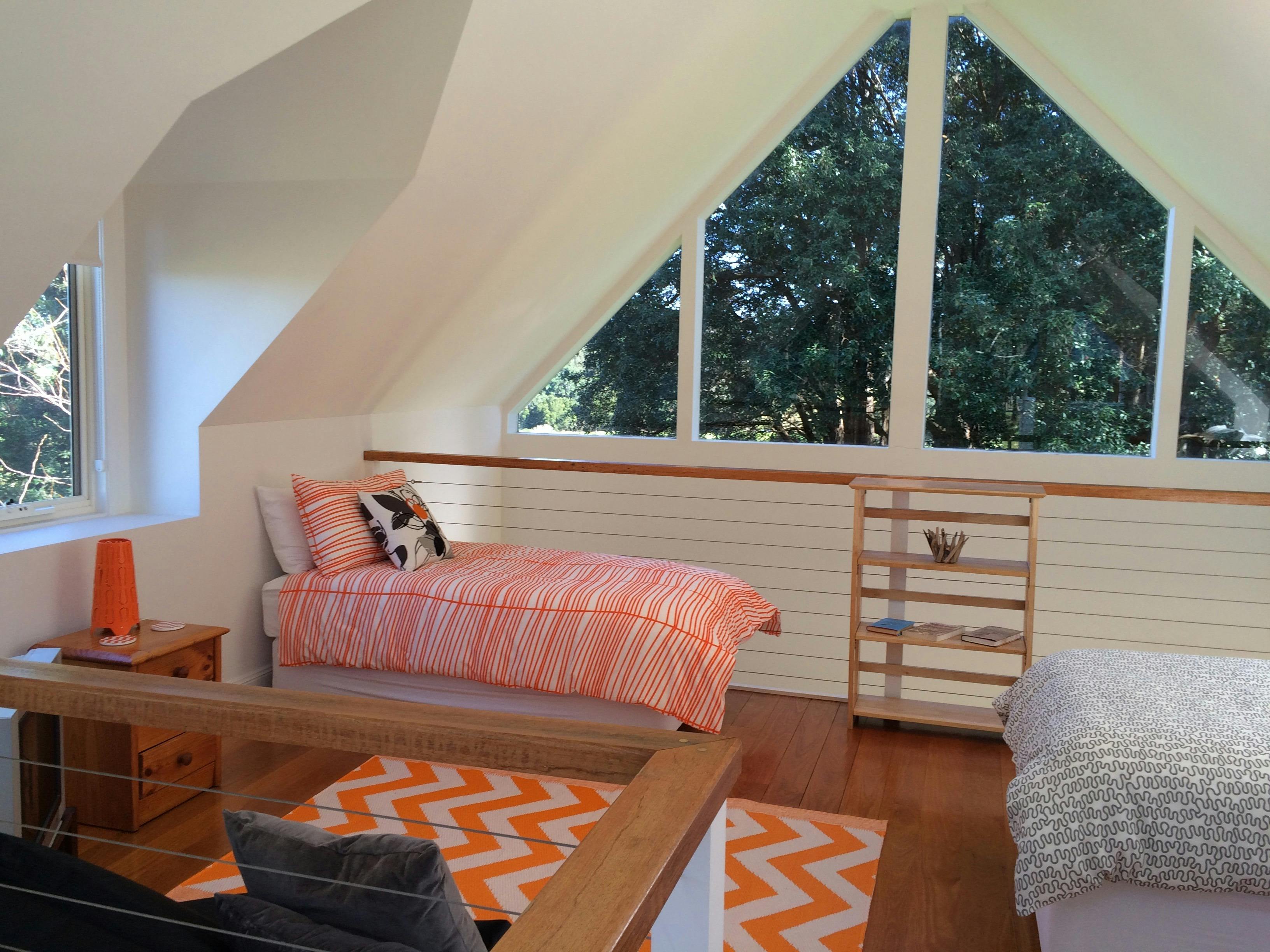 ラウンジエリアの上のオープンルームにシングルベッド 2 台と折り畳み式ベッドがあり、上のベッドルームからのみアクセスできます。