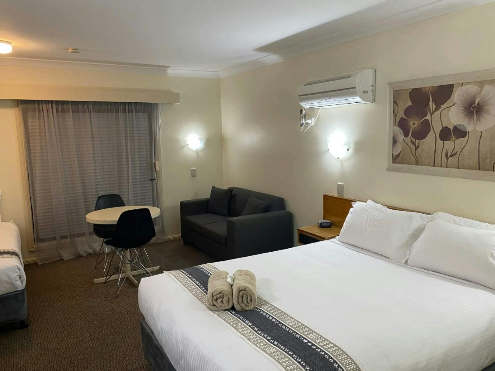 All Settlers Motor Inn Queen Bed with white linen