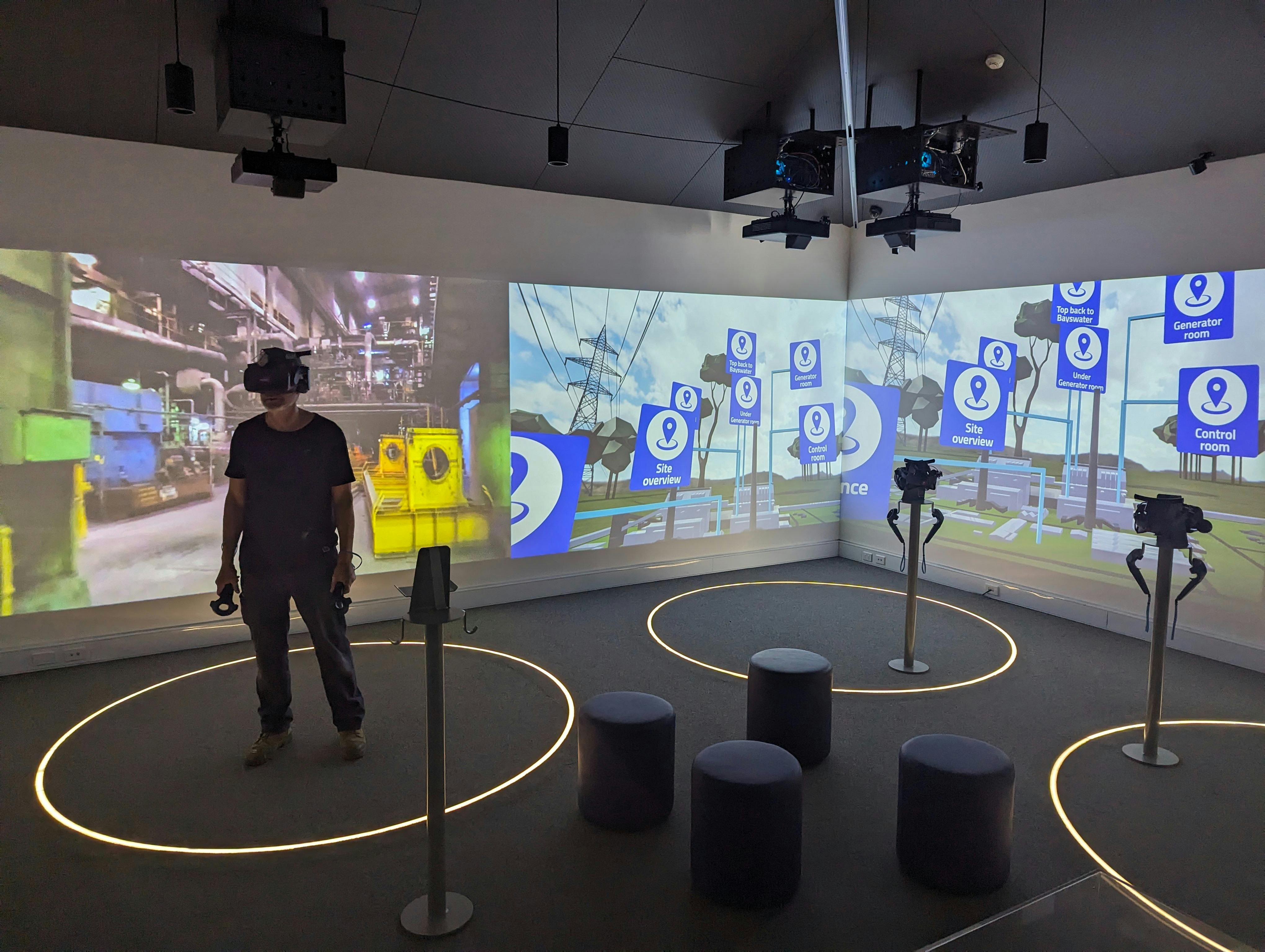 图中人物正在体验增强现实技术，他佩戴着虚拟现实头盔和控制器。