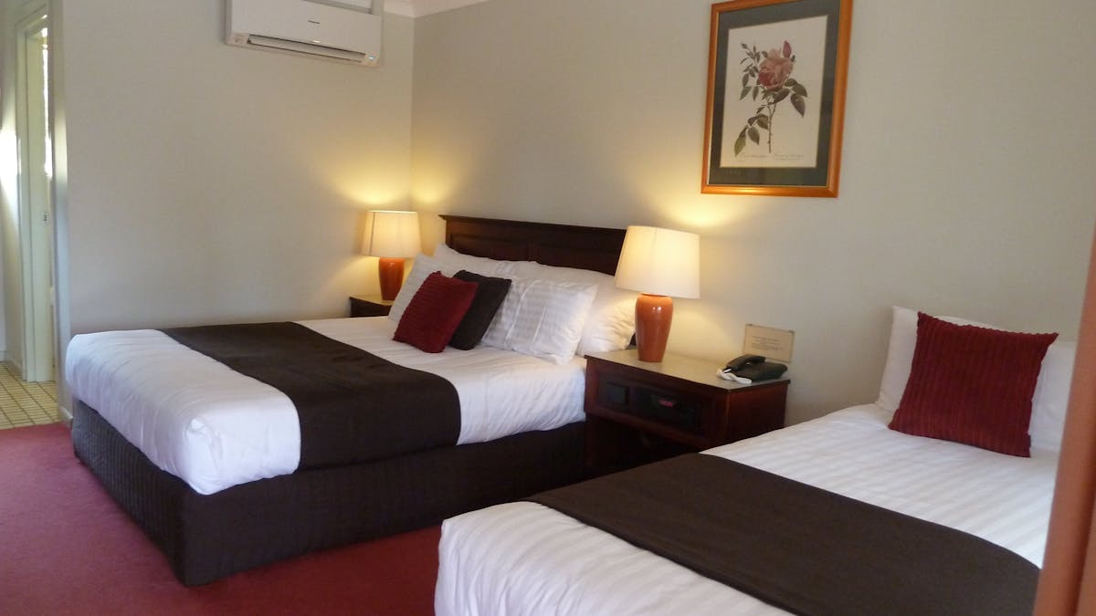McNevins Warwick Motel and Gunyah Restaurant