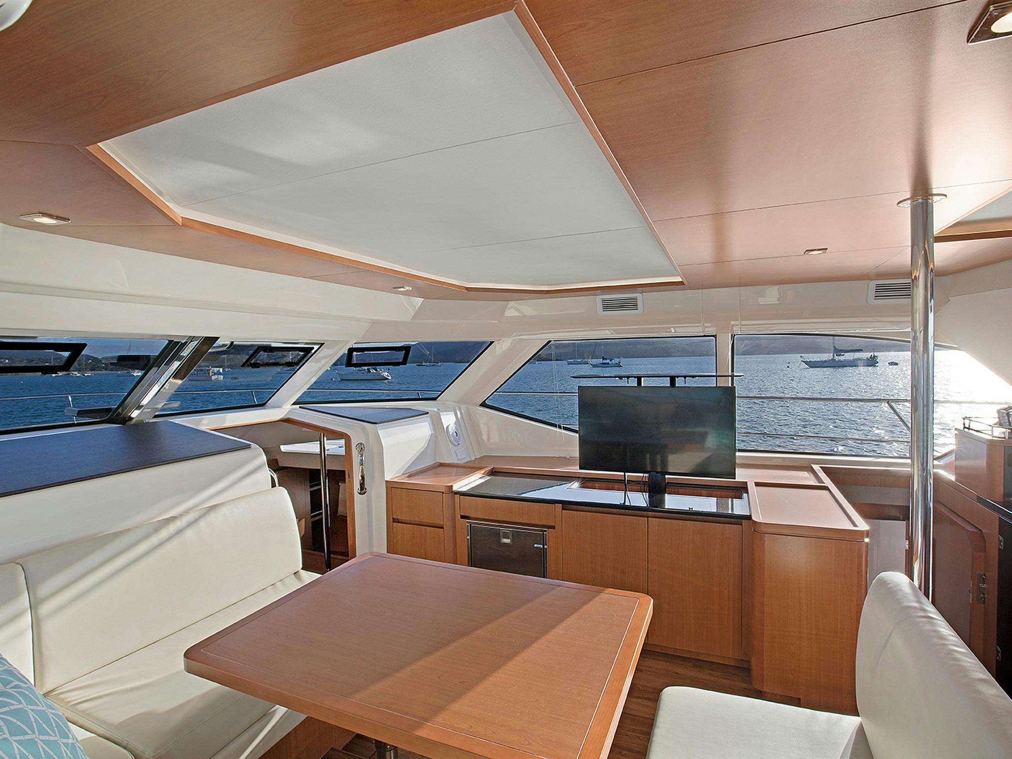 Aquila 44 - saloon and TV