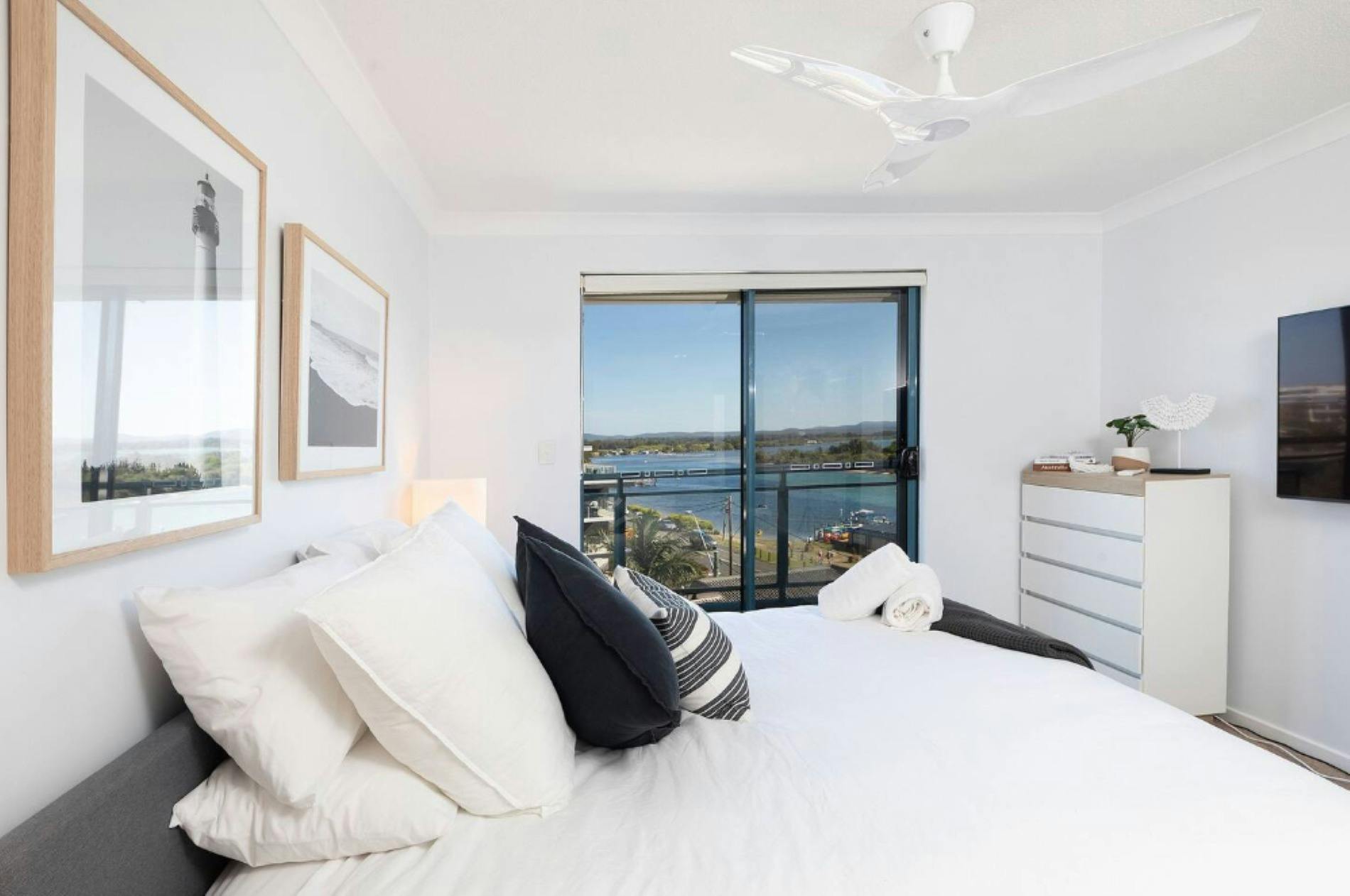 킹 사이즈 침대 발코니 이용 호수 전망 천장 선풍기 및 TV가 있는 마스터 침실