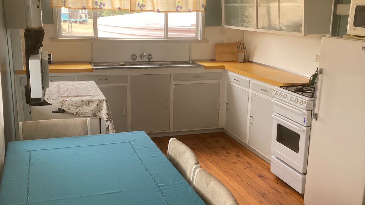 KITCHEN WITH FULL COOKING FACILITIES