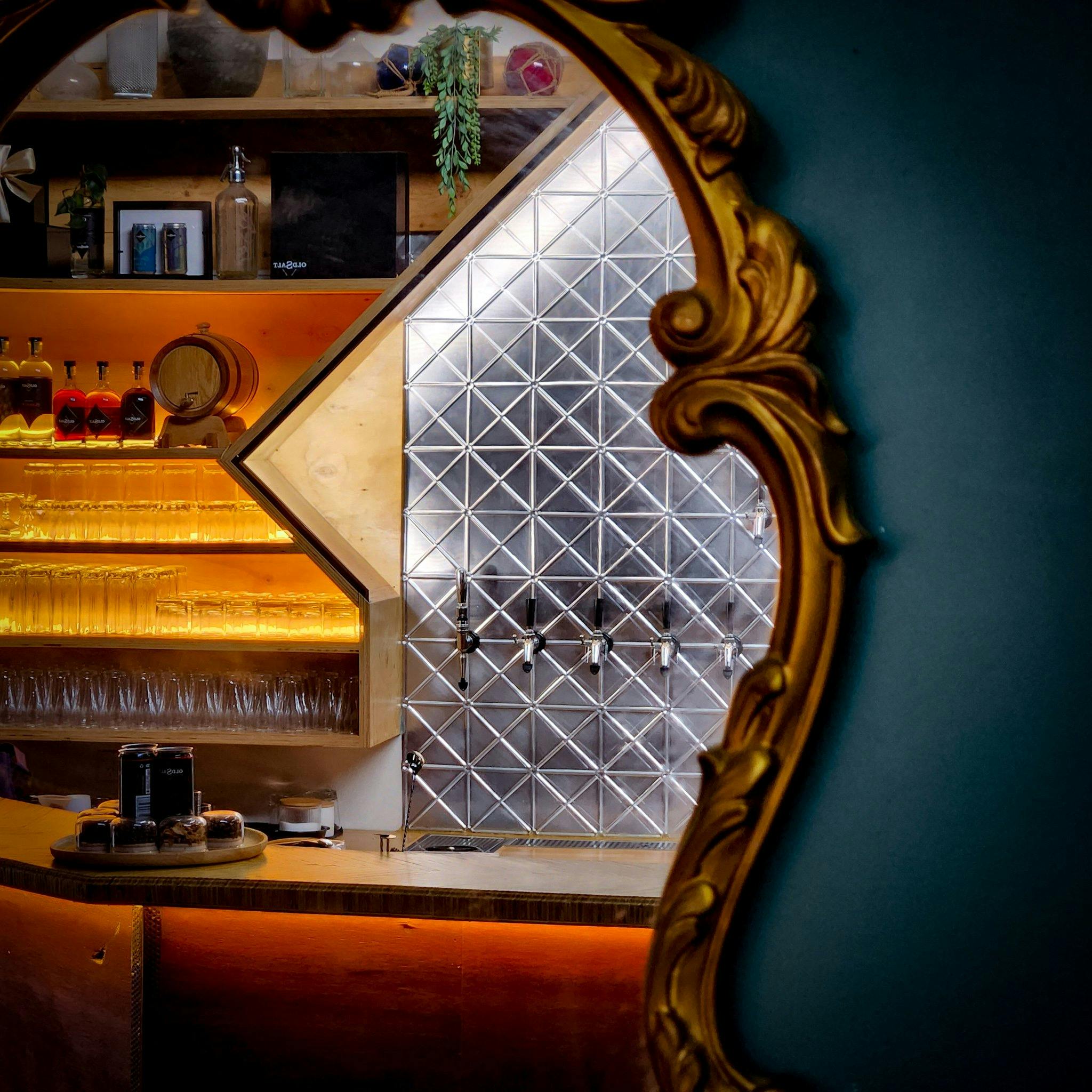 Lichtreflexion durch einen alten Spiegel