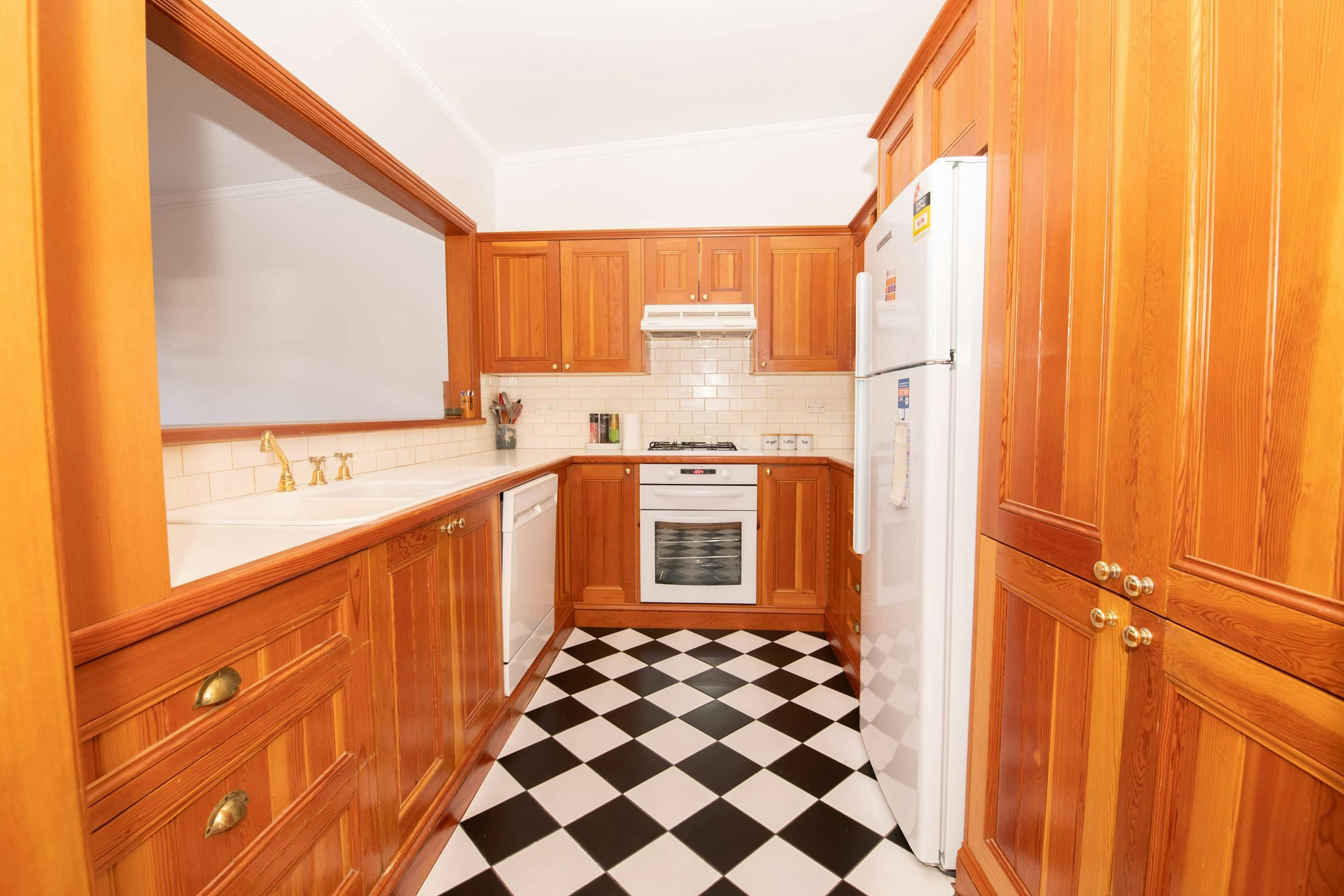 검은색과 흰색 타일로 마감한 나무 주방