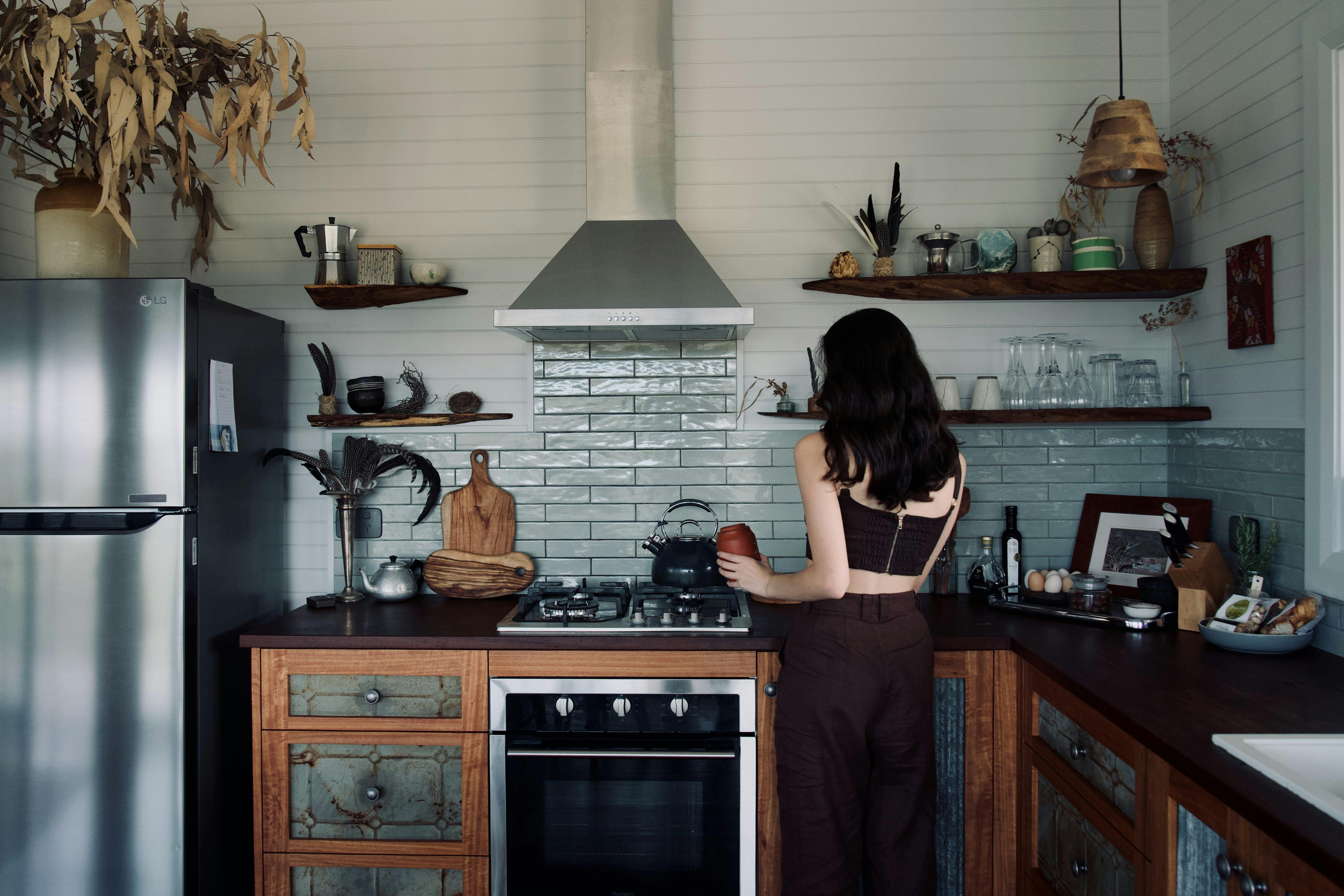 フルサイズの冷蔵庫と自炊に適した設備を備えた設備の整ったキッチン。