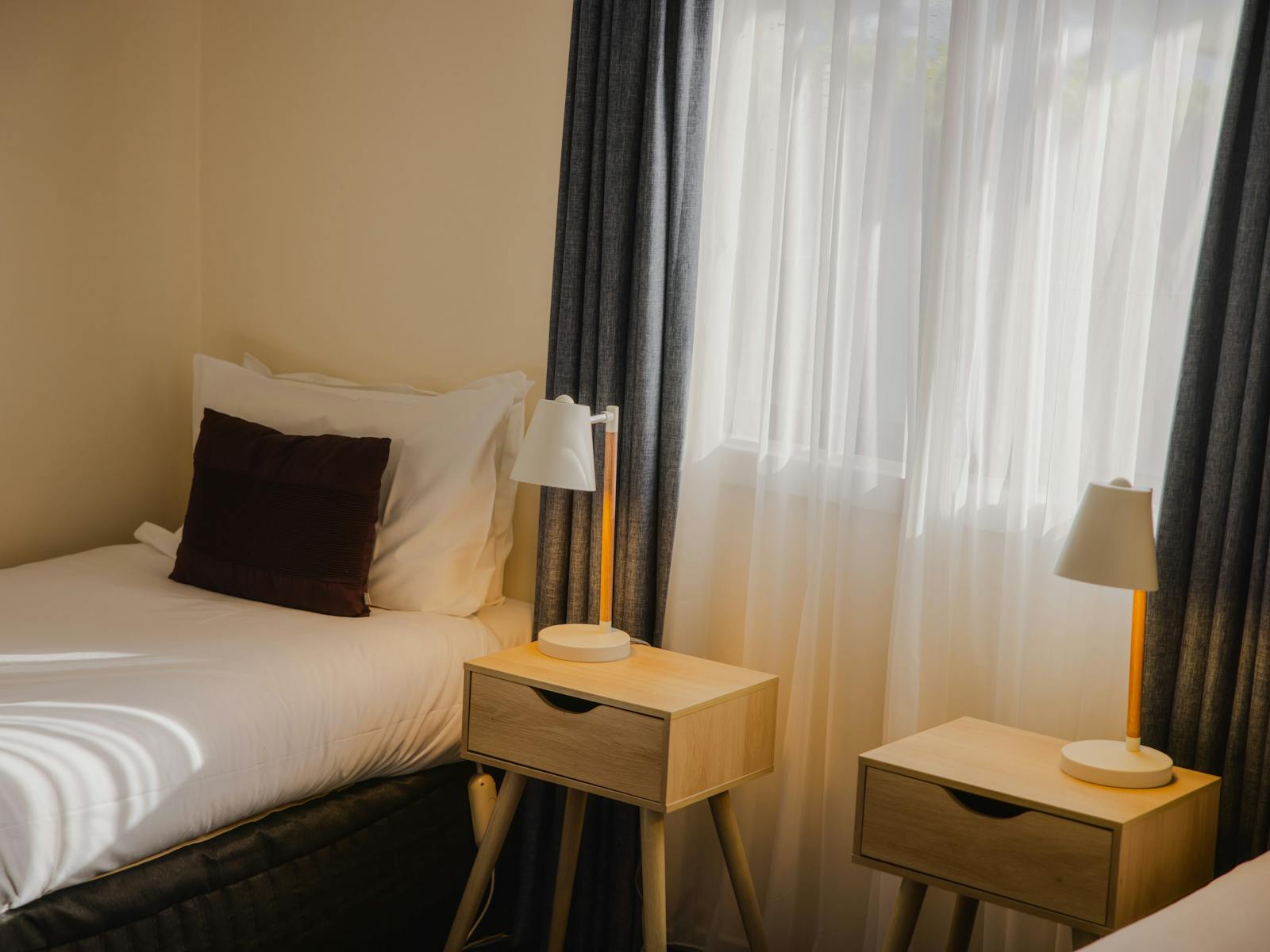 2 bedroom units, 1 x queen bed, 2 x single beds