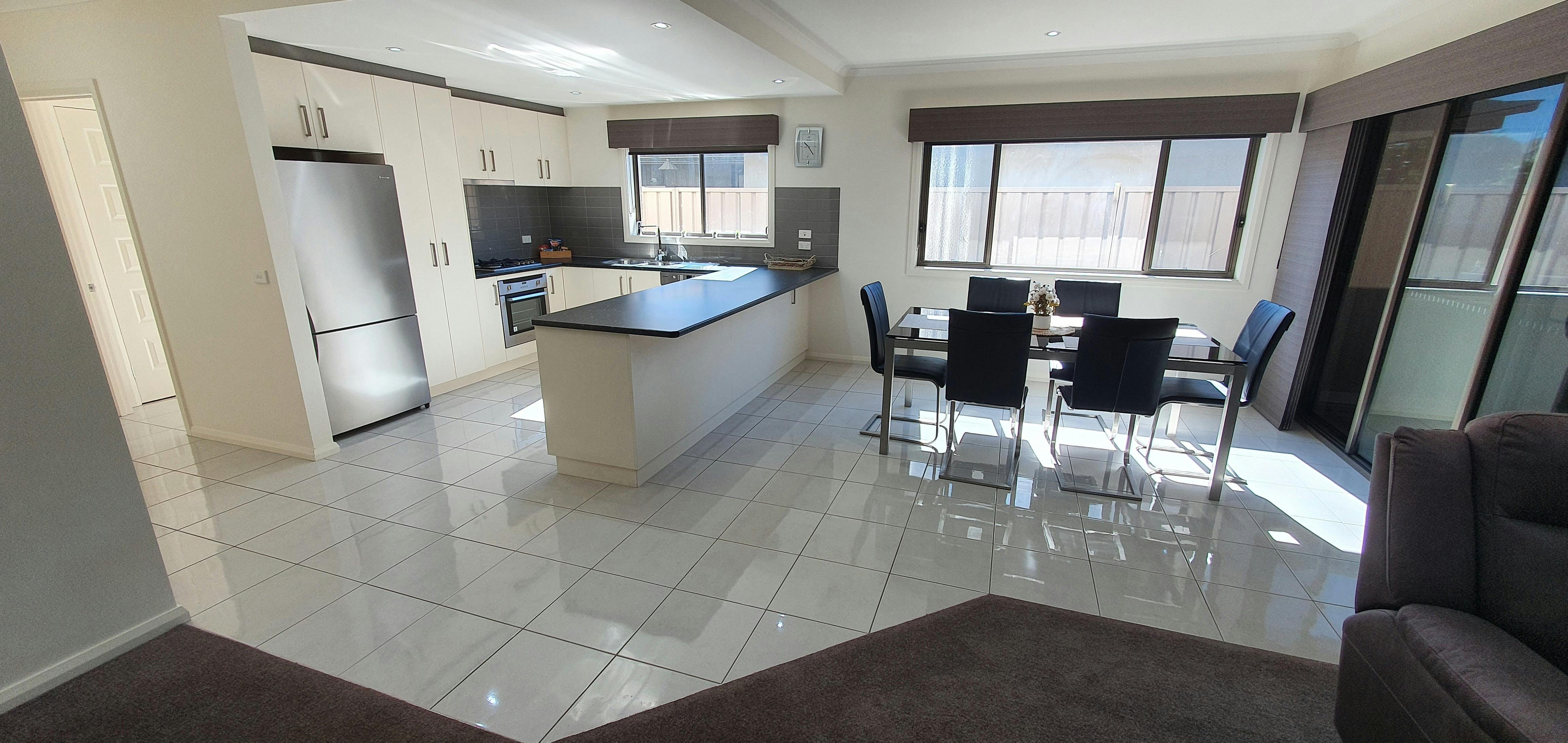 3 居公寓，配備 1 張特大床和 2 張大床、室外庭院、大型休息室