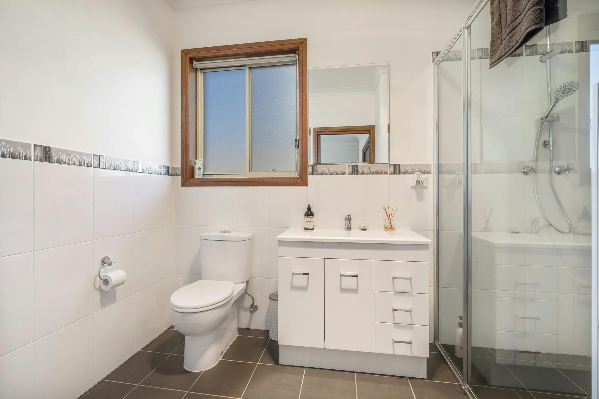 Bathroom with shower, toilet and vanity