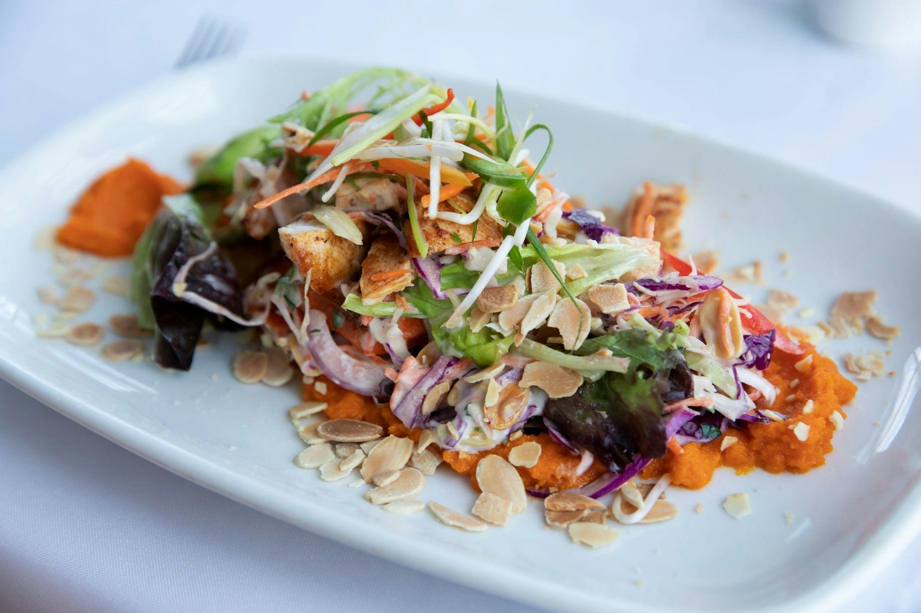 Pacific Bistro 디너 메뉴의 겨울 치킨 샐러드 사진