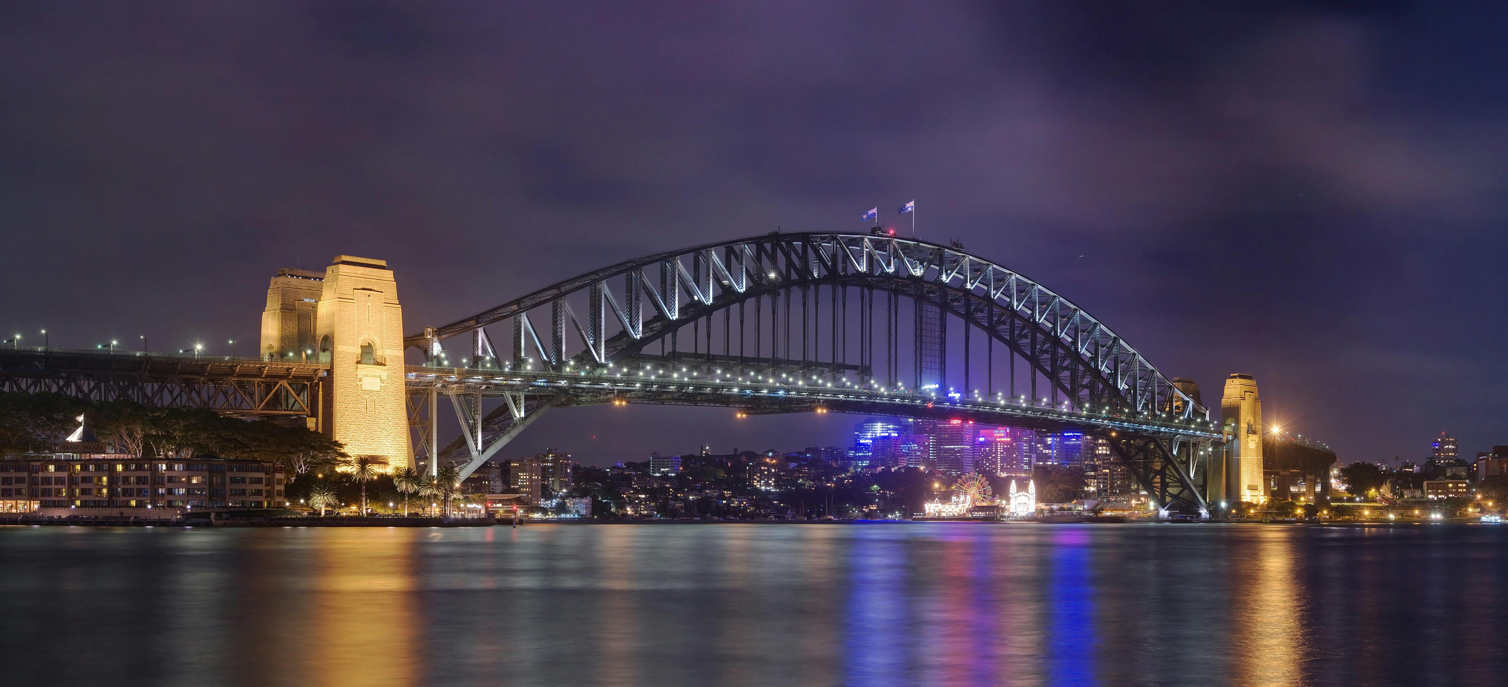 Brighton Tours guests get the opportunity to travel across at night the Sydney Harbour Bridge