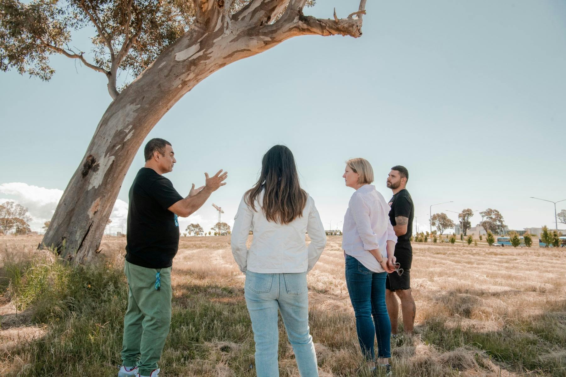 Guide in nature with a group of participants