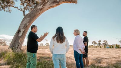 Guide in nature with a group of participants