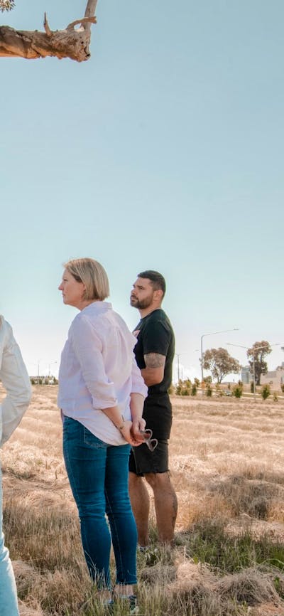 Guide in nature with a group of participants