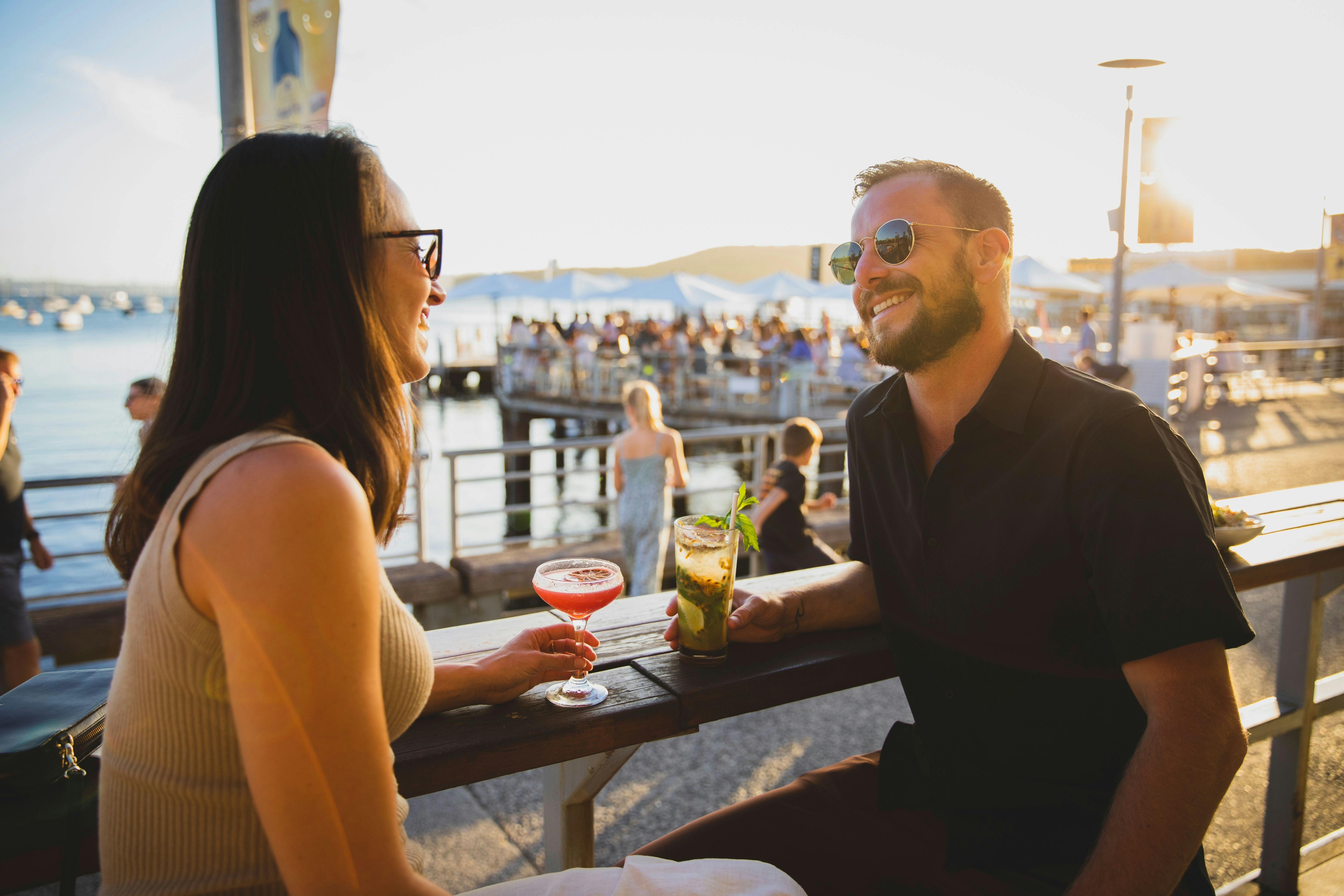 점심을 먹는 커플