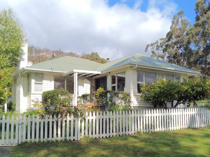 Huon River Country Cottae is set in a pretty garden and rural landscape