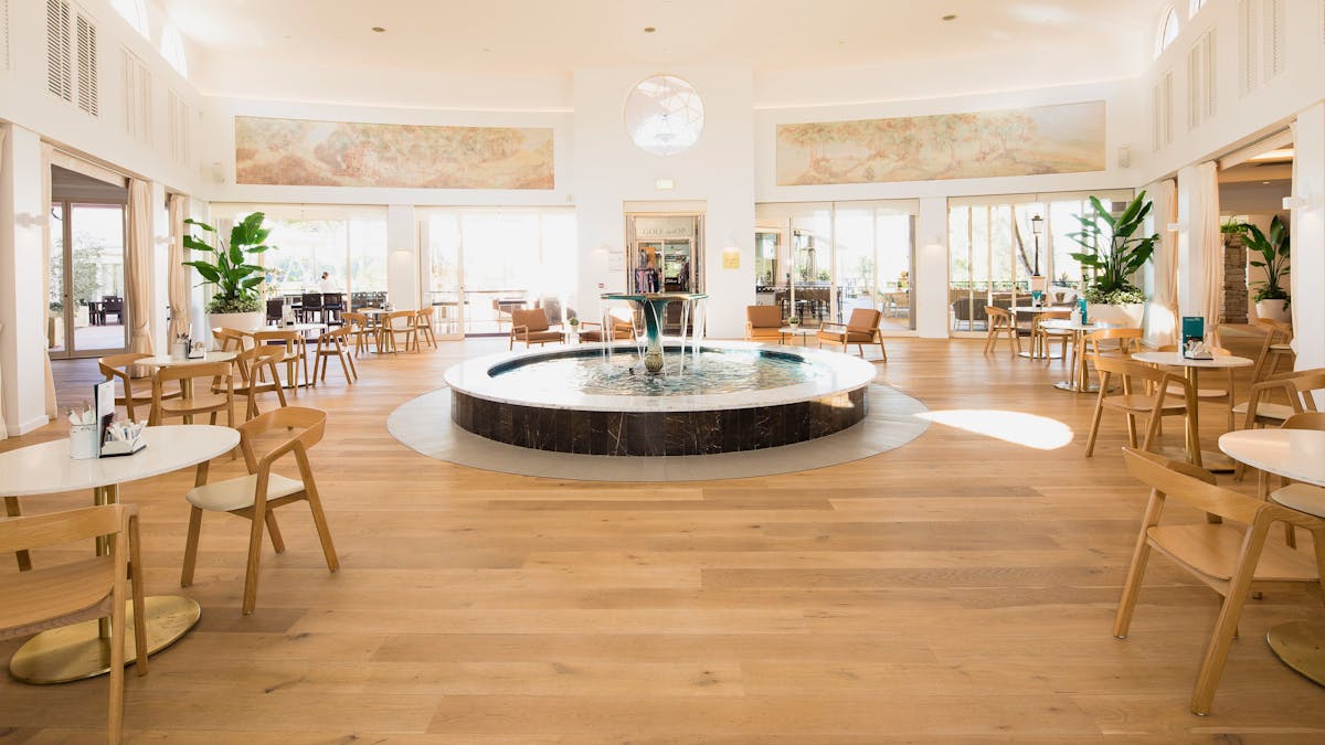 fountain court Gold Coast clubhouse cafe area