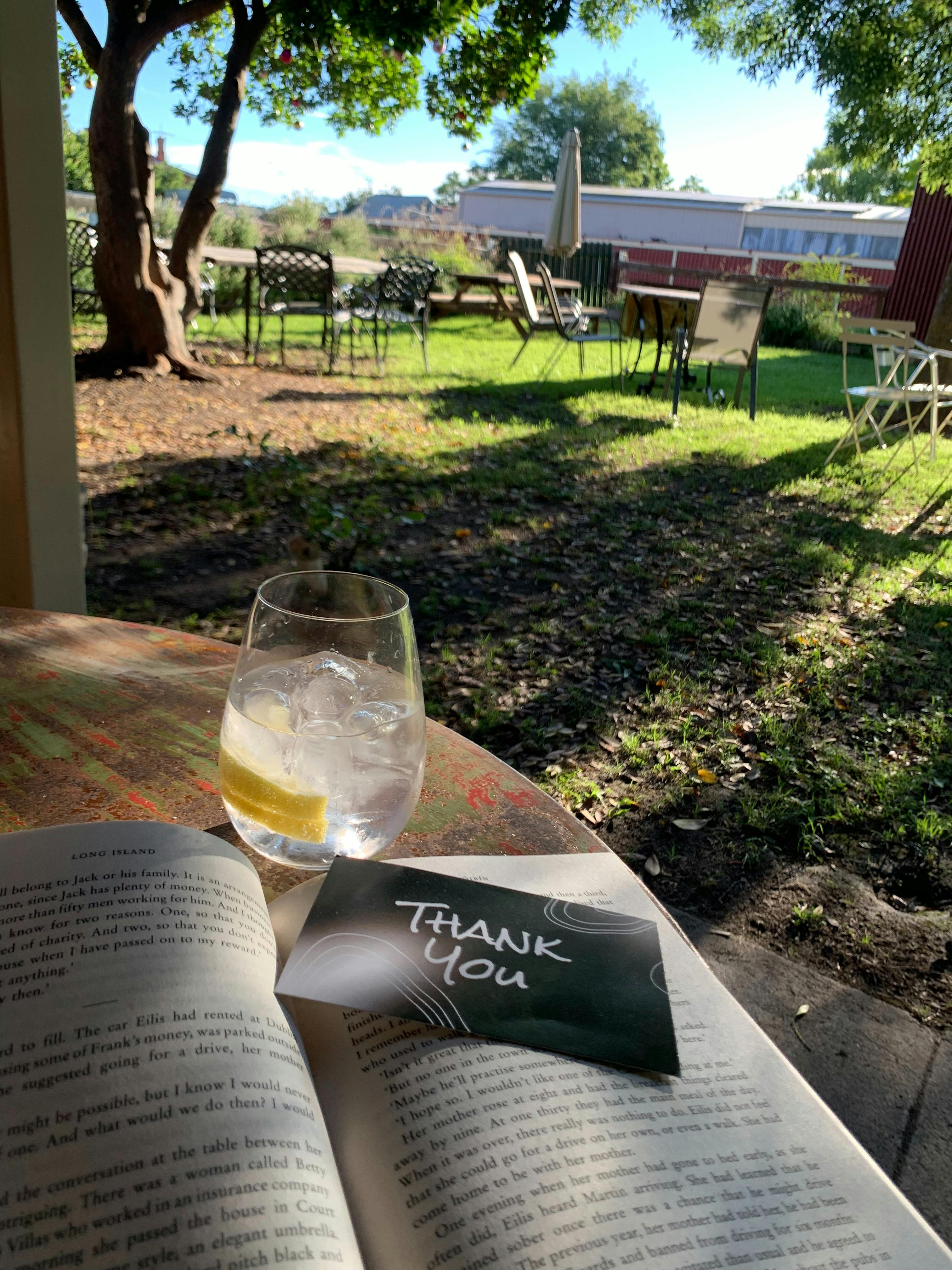 지역산 진토닉 한 잔과 정원에서 읽는 책