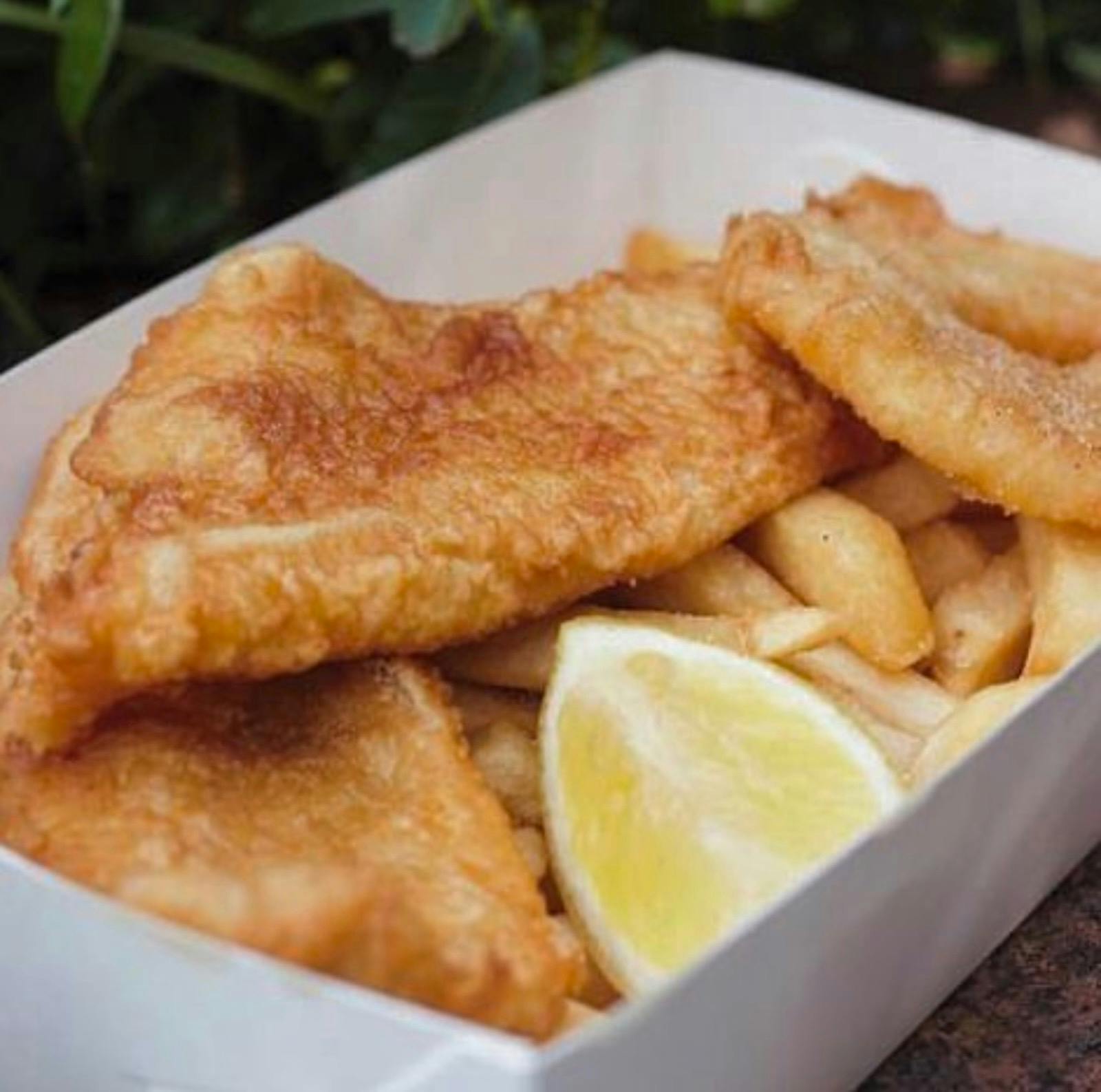 레몬을 곁들인 생선튀김과 감자튀김