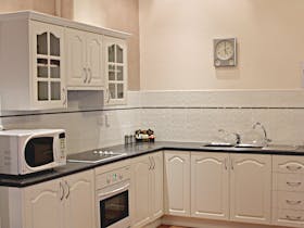 Shiralee Apartment Kitchen