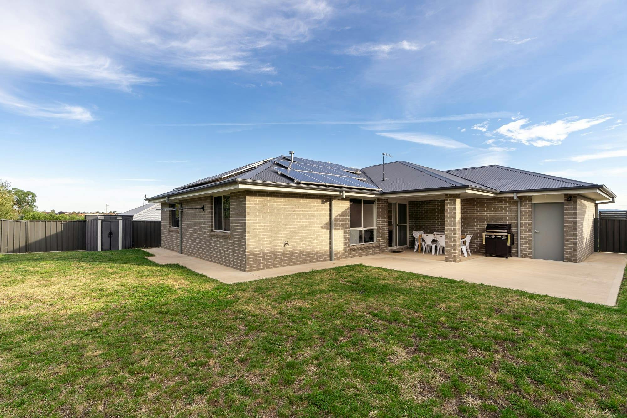 야외 잔디밭과 식사 공간