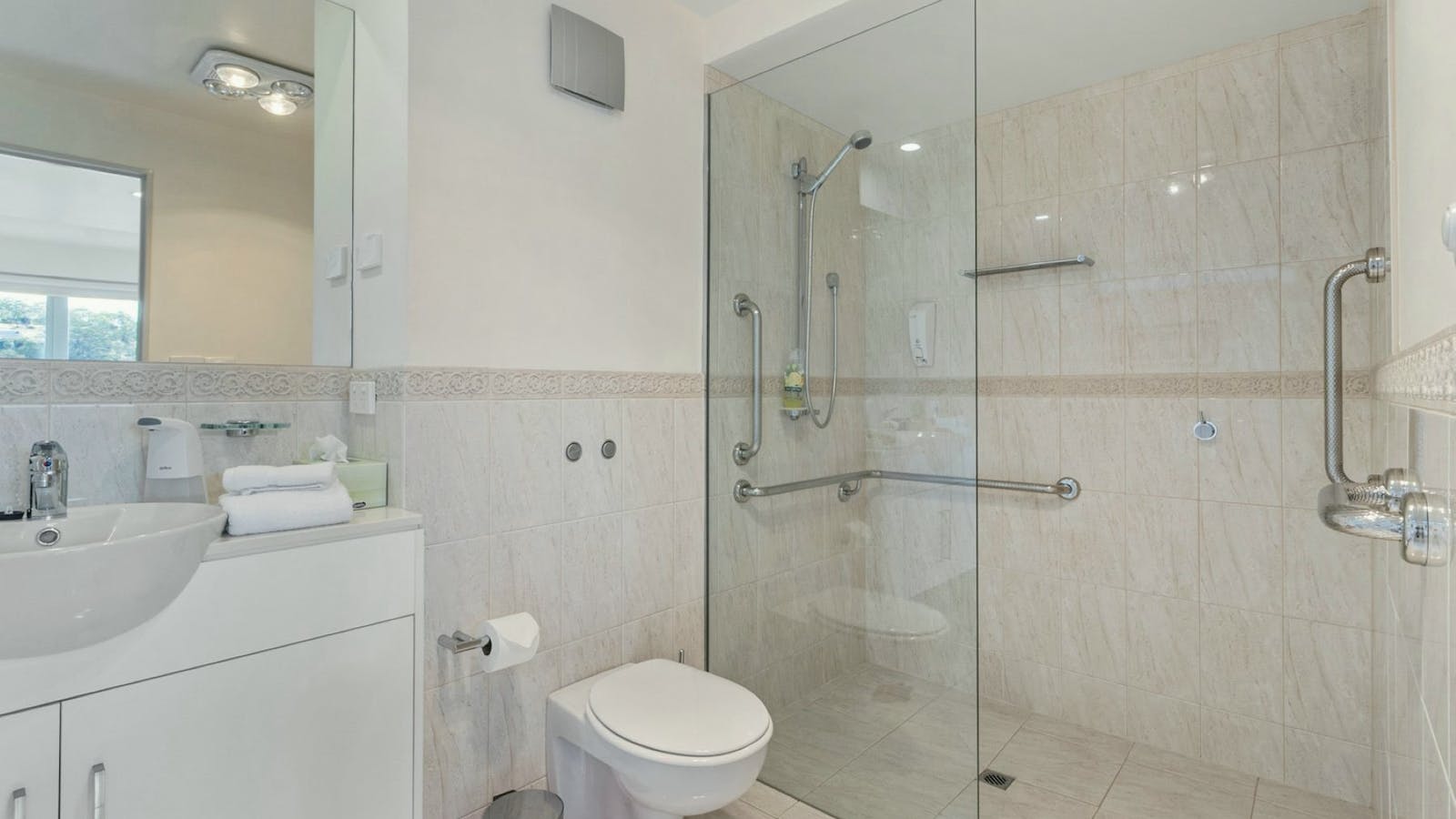 Large bathroom with whell chair access