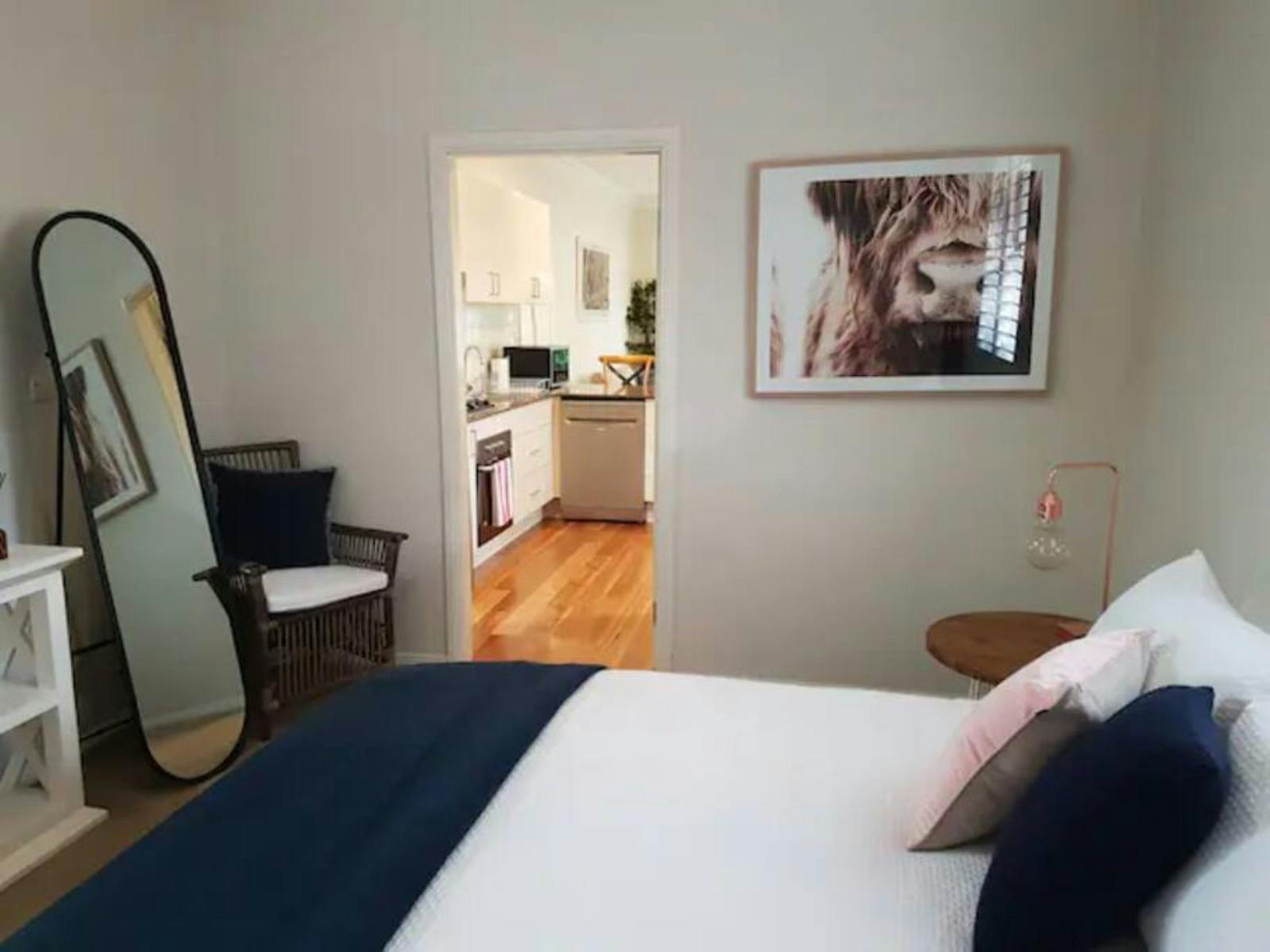 스타일리시 세일 스트리트 스튜디오의 퀸 사이즈 침실