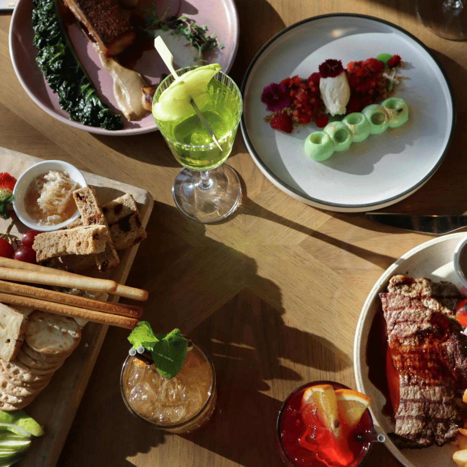 The Newmarket Room의 음식과 칵테일