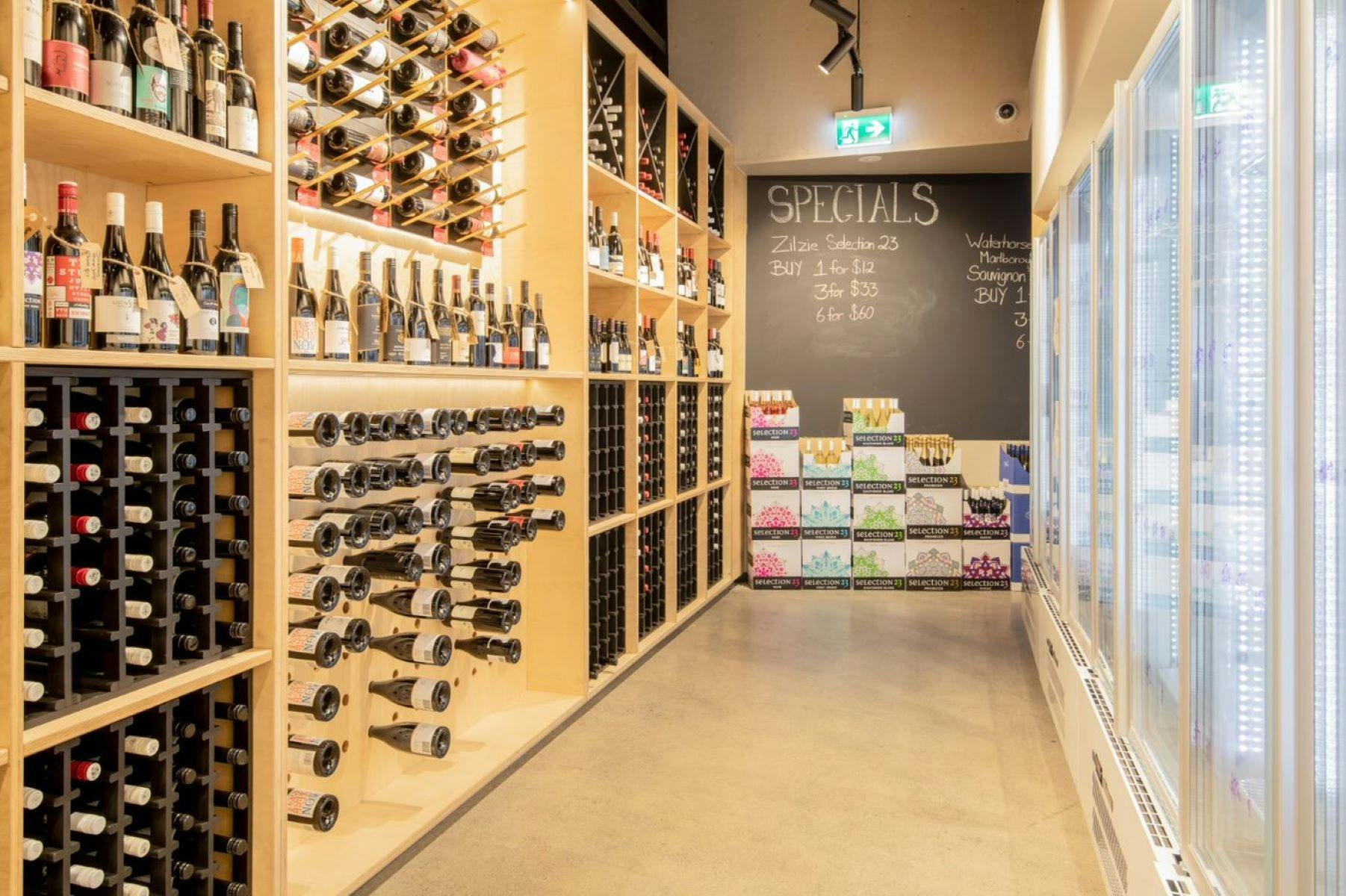 The Tavern Shell Cove의 병 가게.