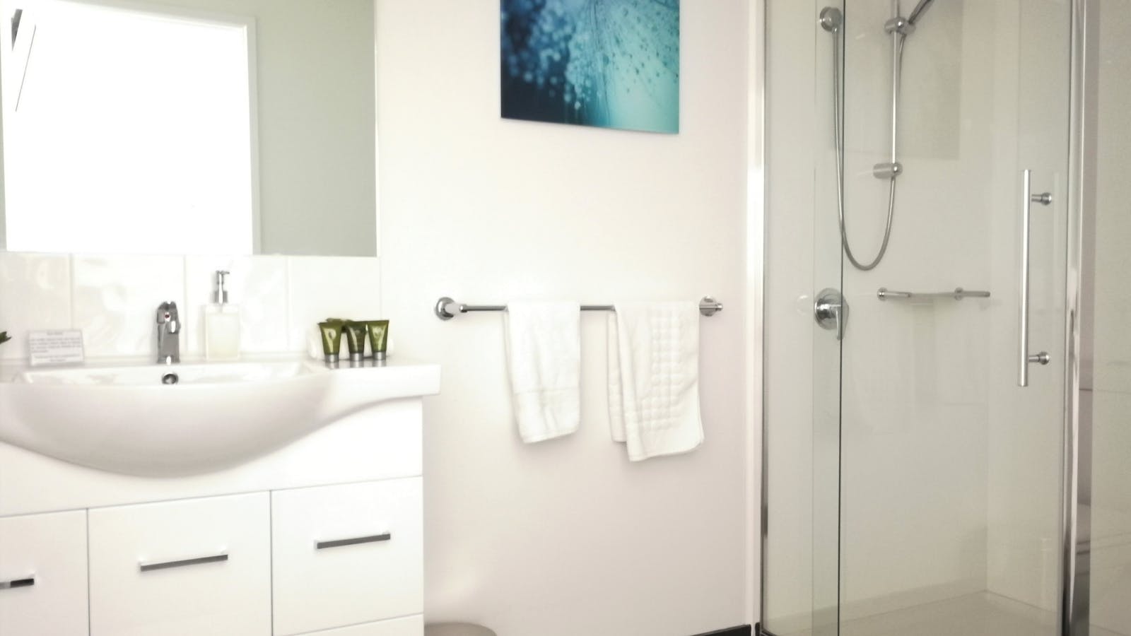 Apartment 3 main bathroom