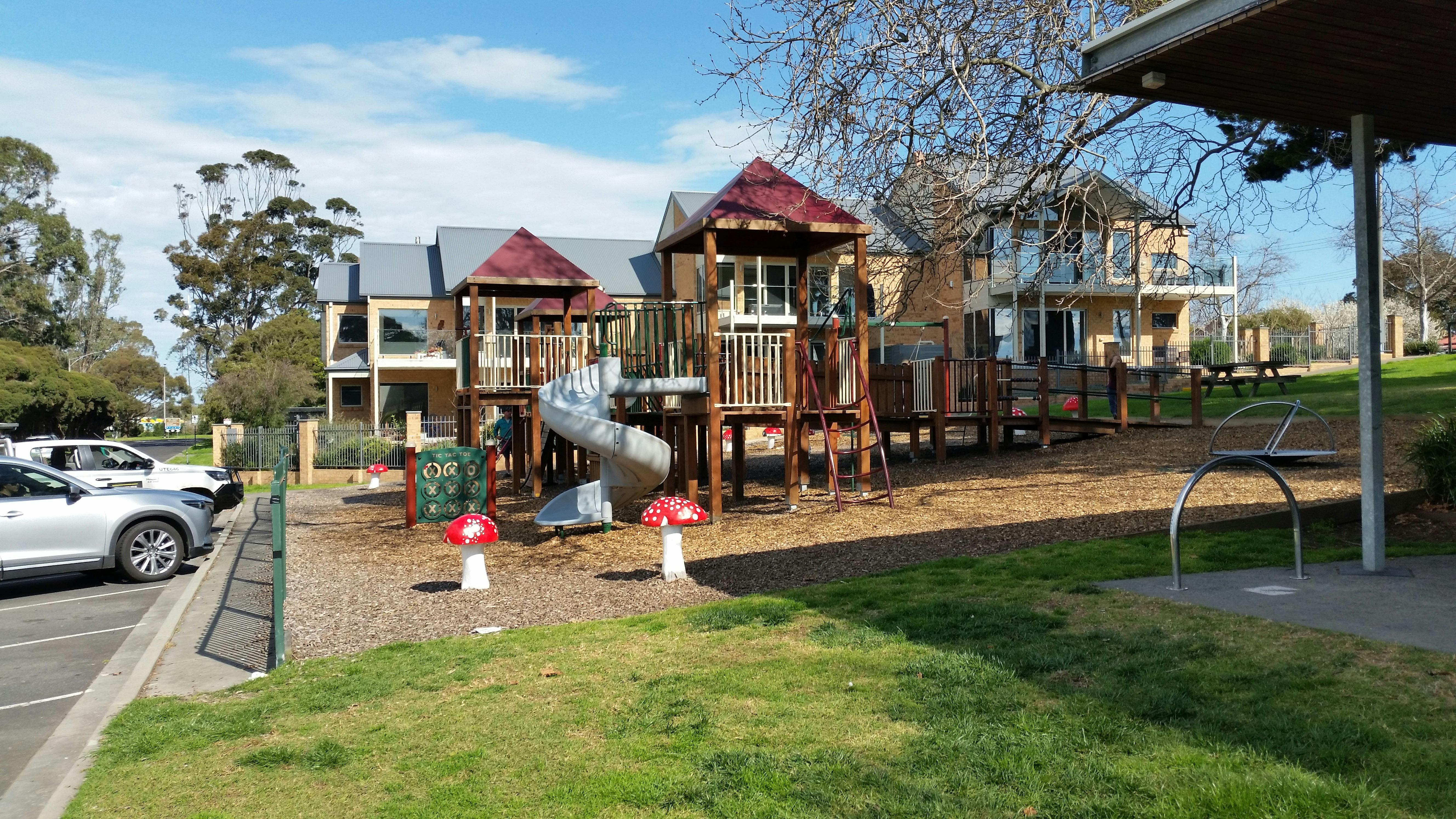 Lake Guthridge and Lake Guyatt Playground