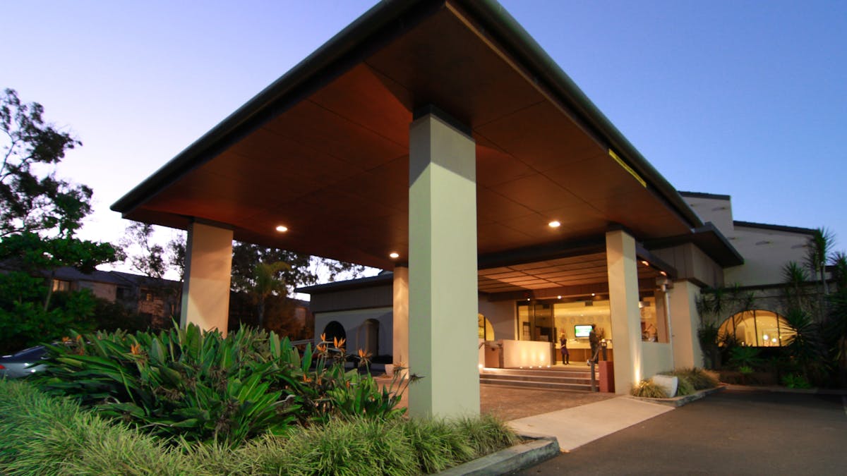 Quality Hotel Mermaid Waters Entry At Dusk