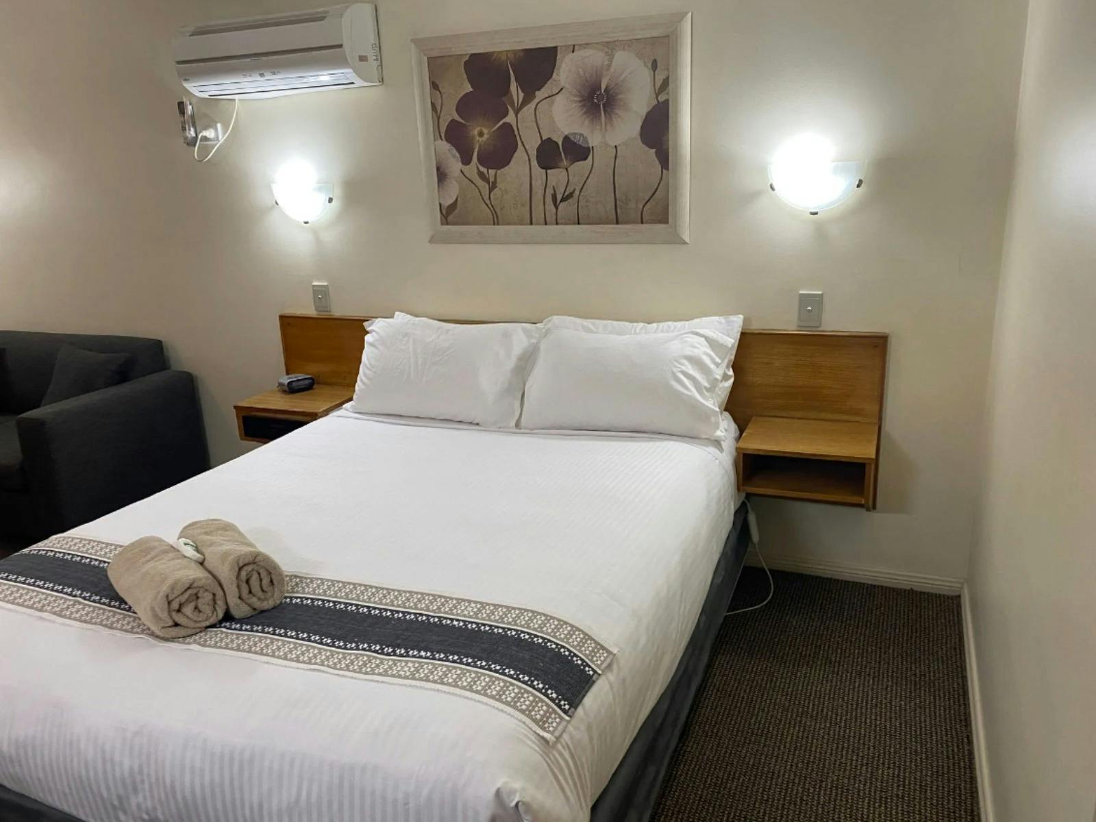 All Settlers Motor Inn Queen Bed with white linen