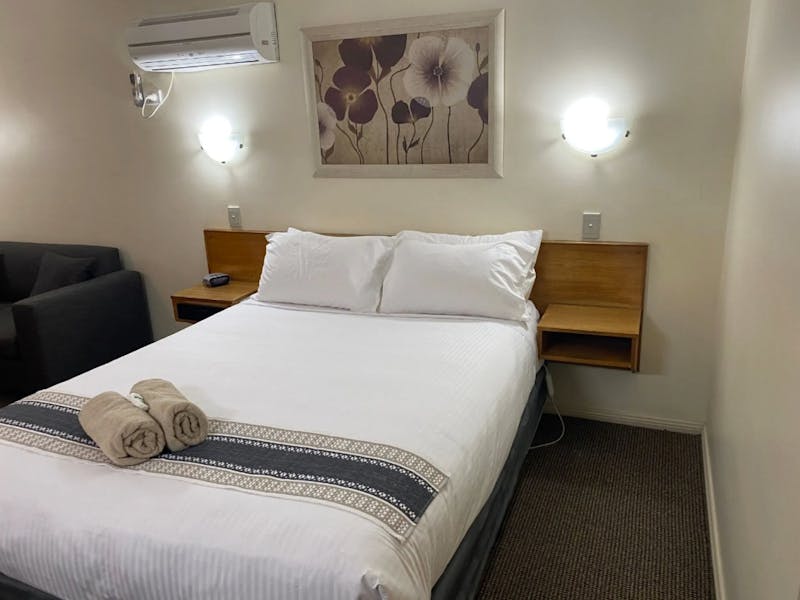 All Settlers Motor Inn Queen Bed with white linen