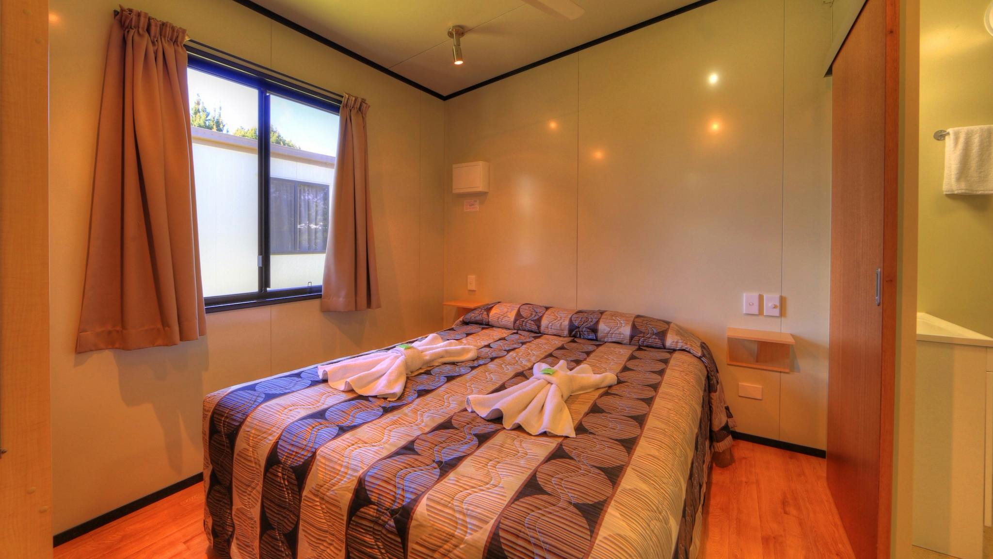 BIG4 Toowoomba 3 Bedroom Cabin Main Bedroom BIG4 Toowoomba 3 Bedroom Cabin Main Bedroom