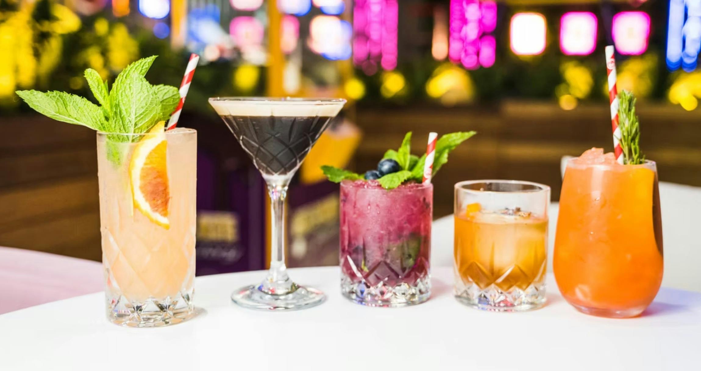 超過 12 種招牌雞尾酒和無酒精雞尾酒