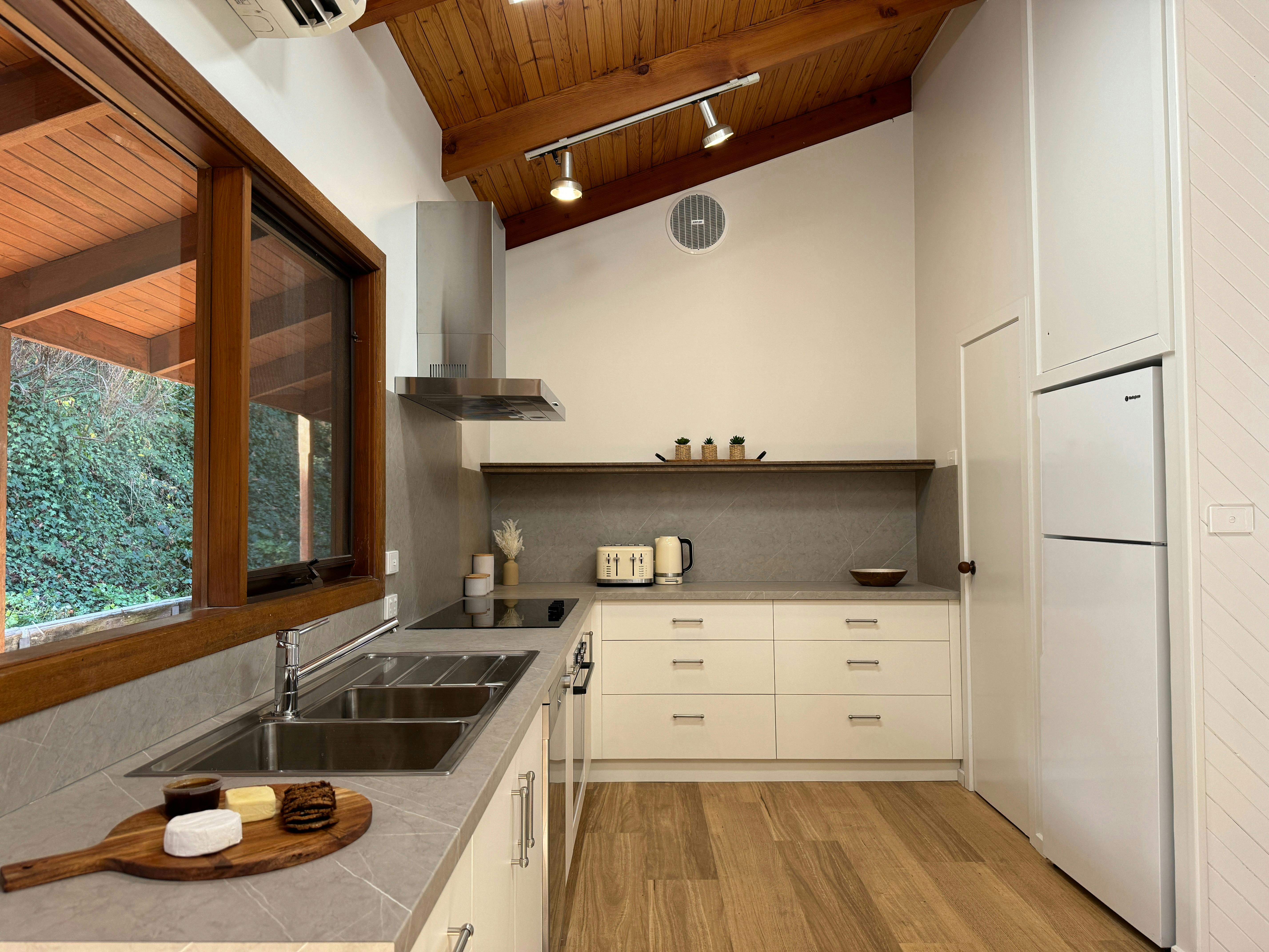Mountbatten Lodge - Kitchen | Tasman Holiday Parks - Bright