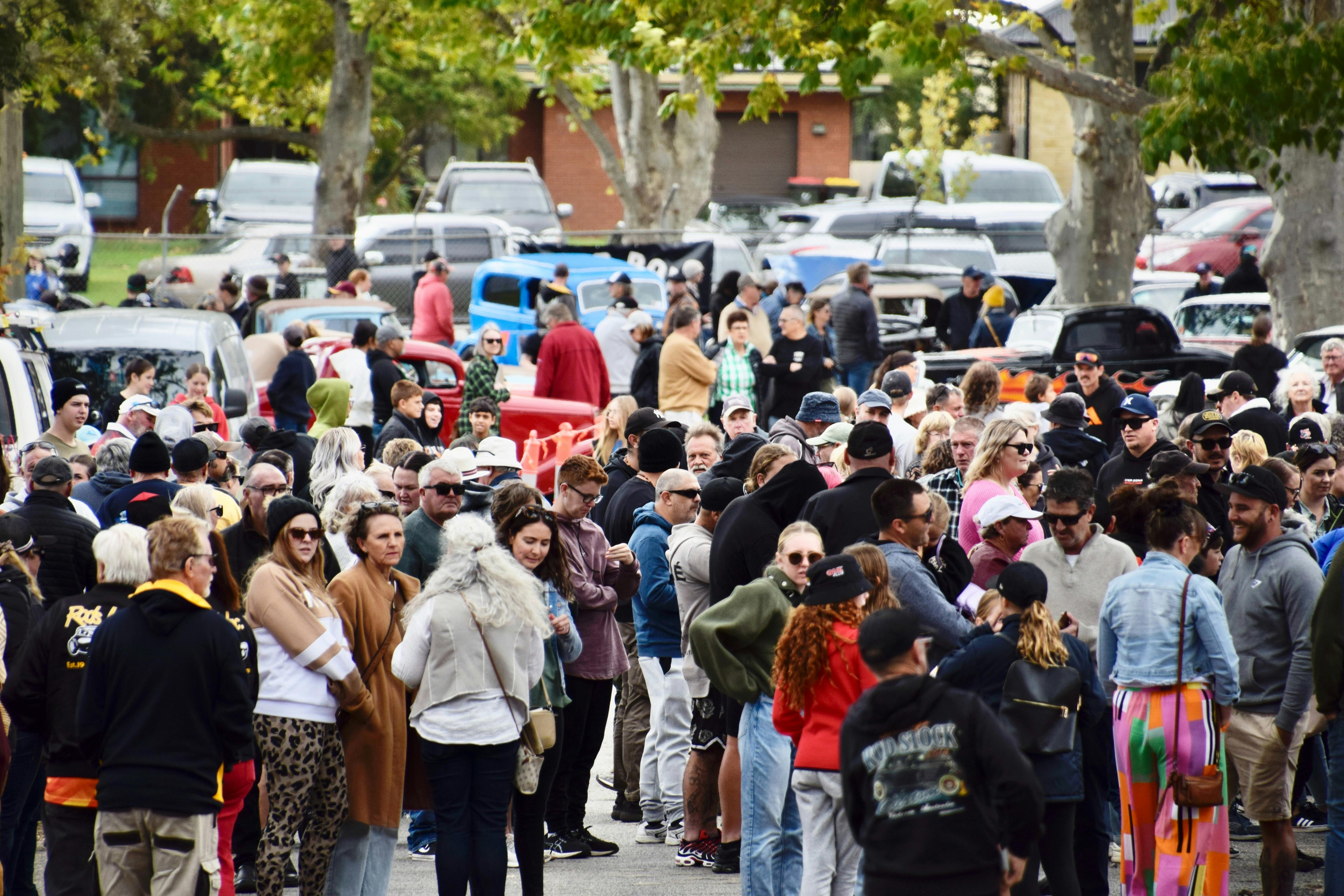 Rod Run - Show n Shine - Crowd